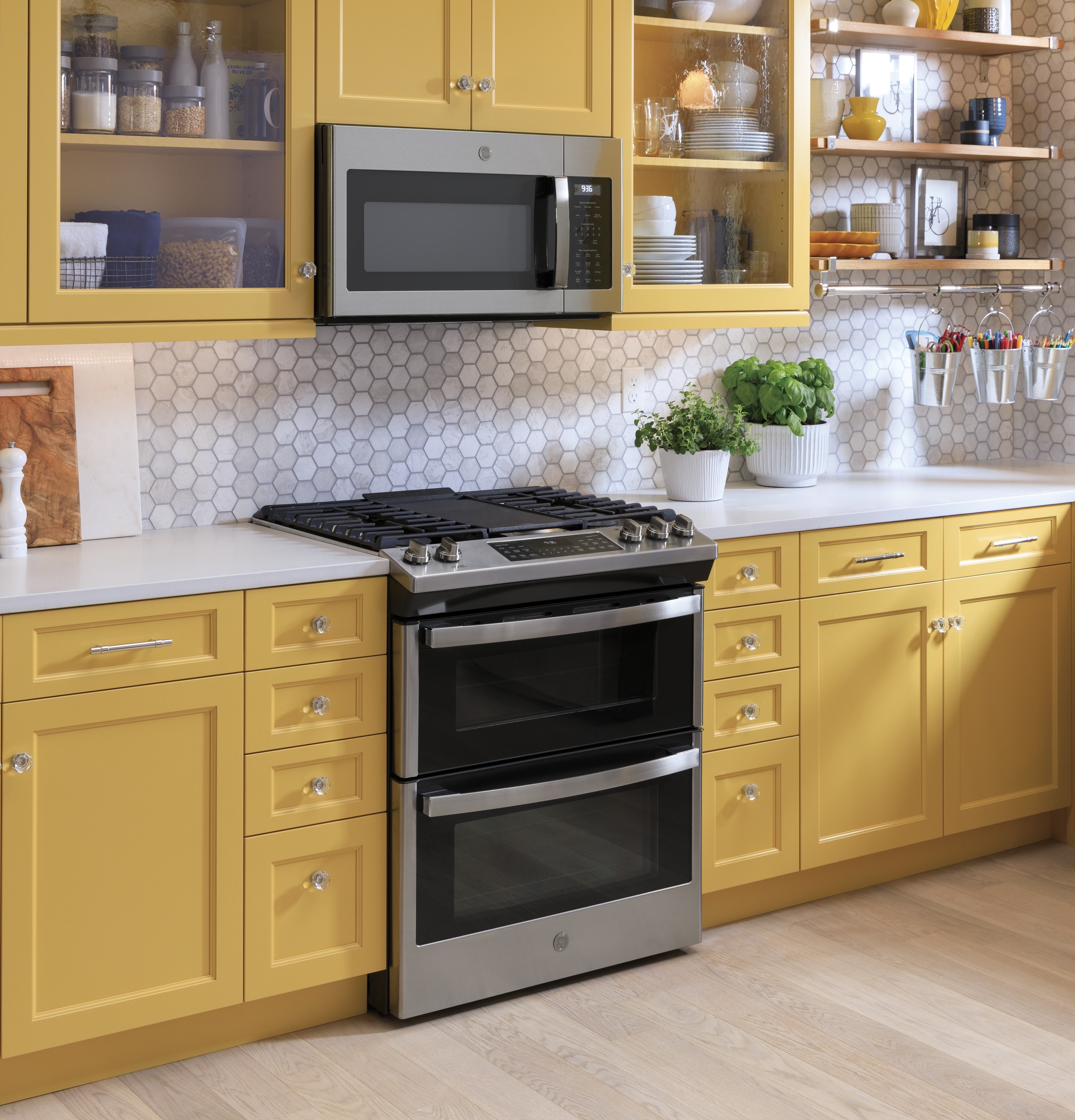 GE JVM6175YKFS GE® 1.7 Cu. Ft. OvertheRange Sensor Fingerprint