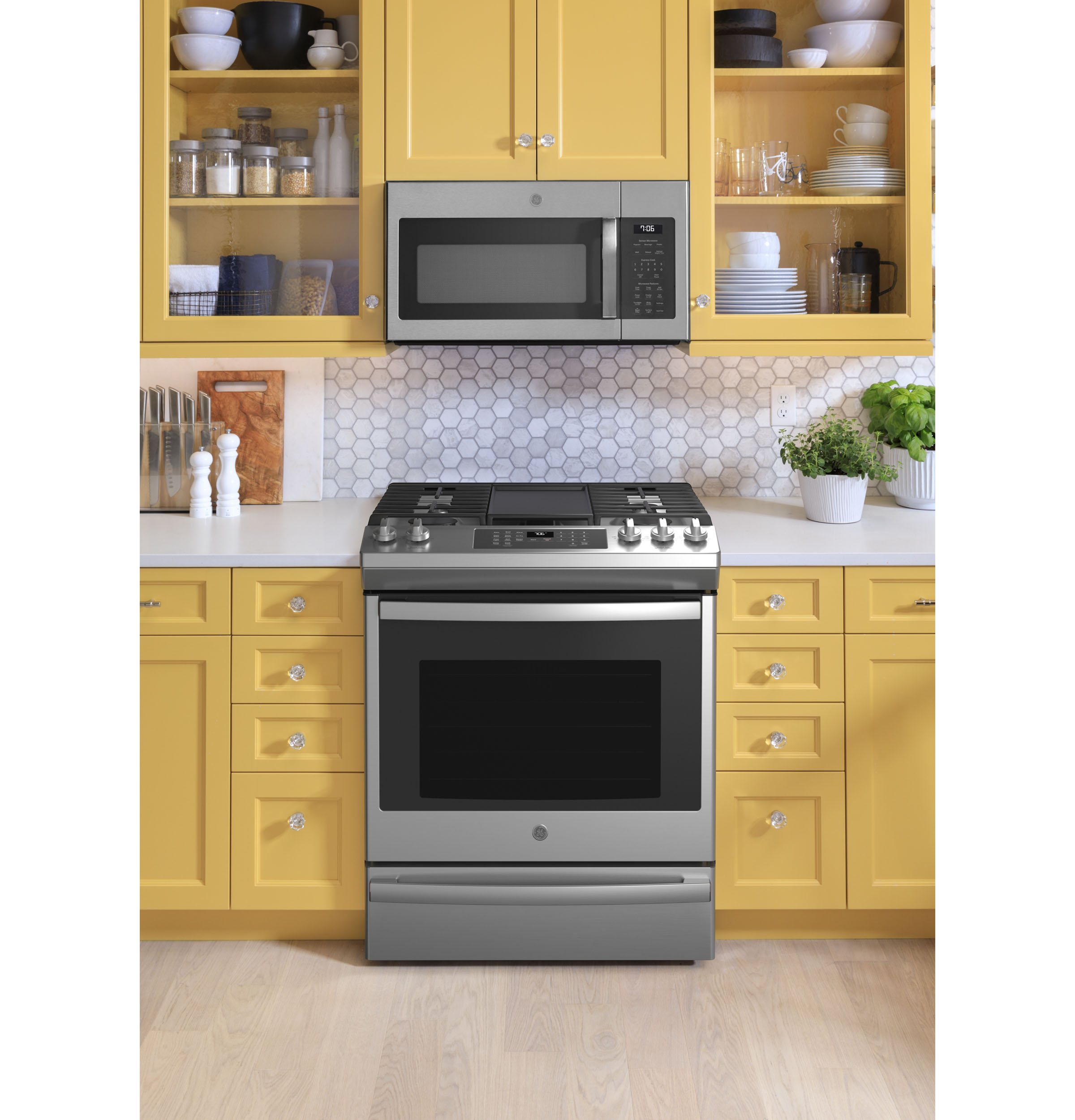 GE JGS760SPSS GE® 30" SlideIn FrontControl Convection Gas Range