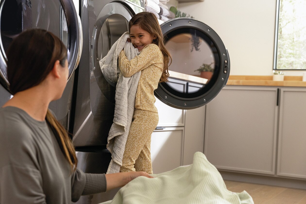 Model: ELFE7637AT | Electrolux Front Load Perfect Steam™ Electric Dryer with Balanced Dry™ and Instant Refresh – 8.0 Cu. Ft.