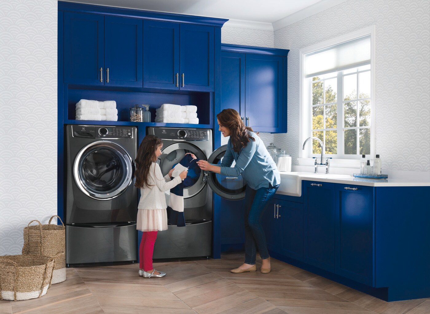 Model: EFMG627UTT | Electrolux Front Load Perfect Steam™ Gas Dryer with PredictiveDry™ and Instant Refresh - 8.0. Cu. Ft.