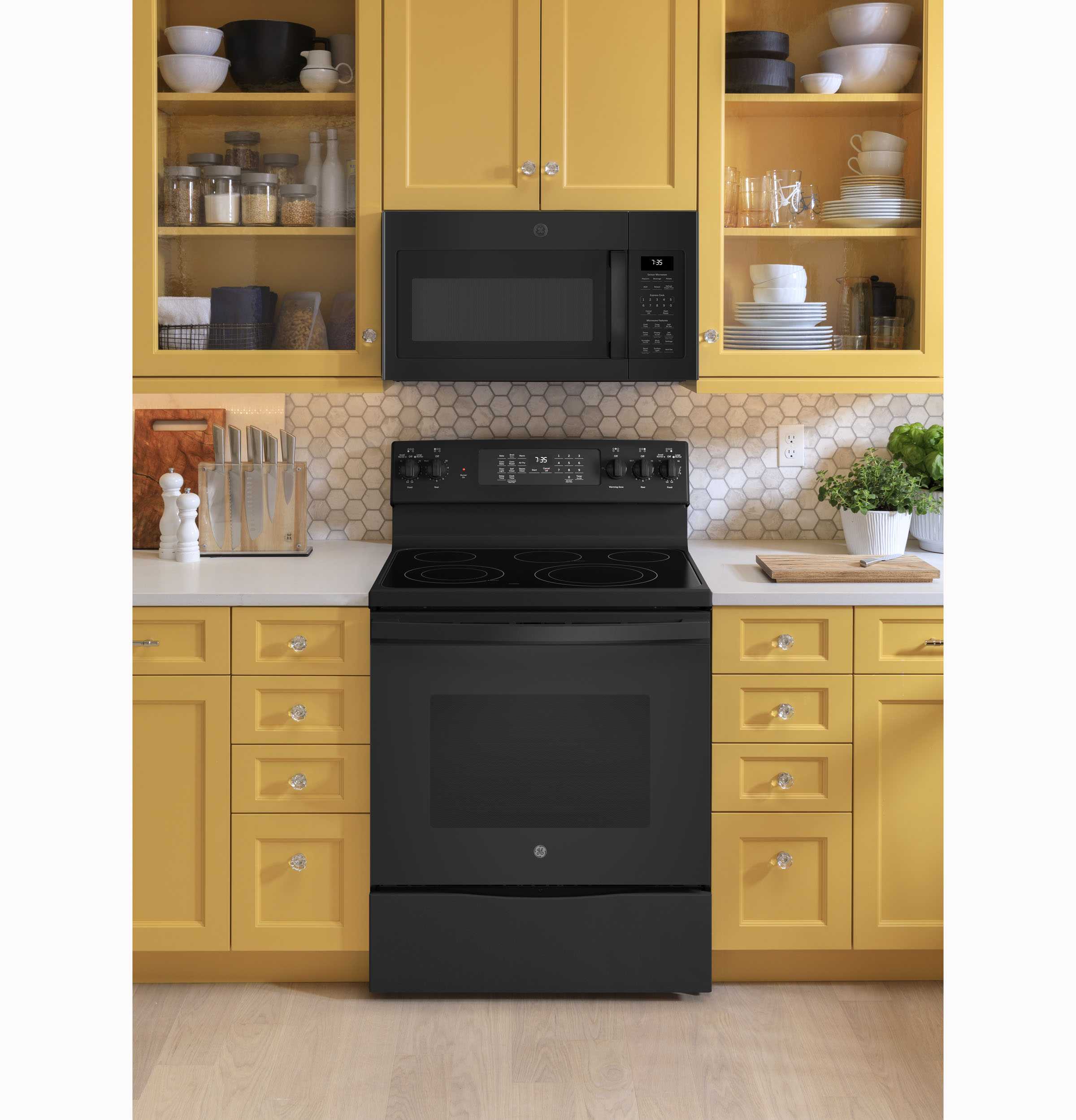 GE JB735DPBB GE® 30" FreeStanding Electric Convection Range with No Preheat Air Fry