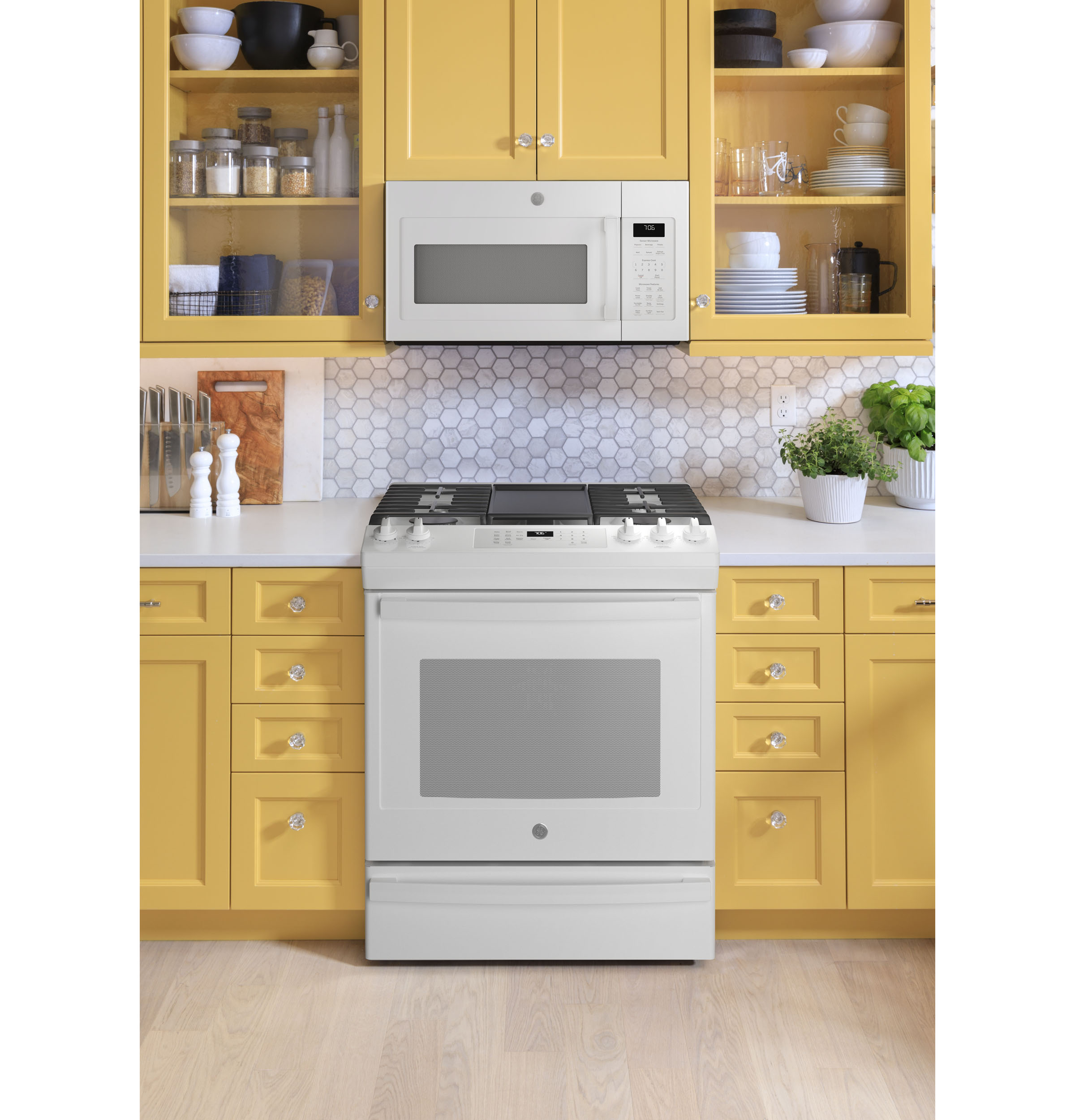 GE JGS760DPWW GE® 30" SlideIn FrontControl Convection Gas Range