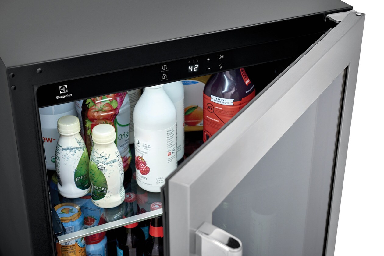 Model: EI24BC15VS | Electrolux 5 Cu. Ft. Under-Counter Beverage Center