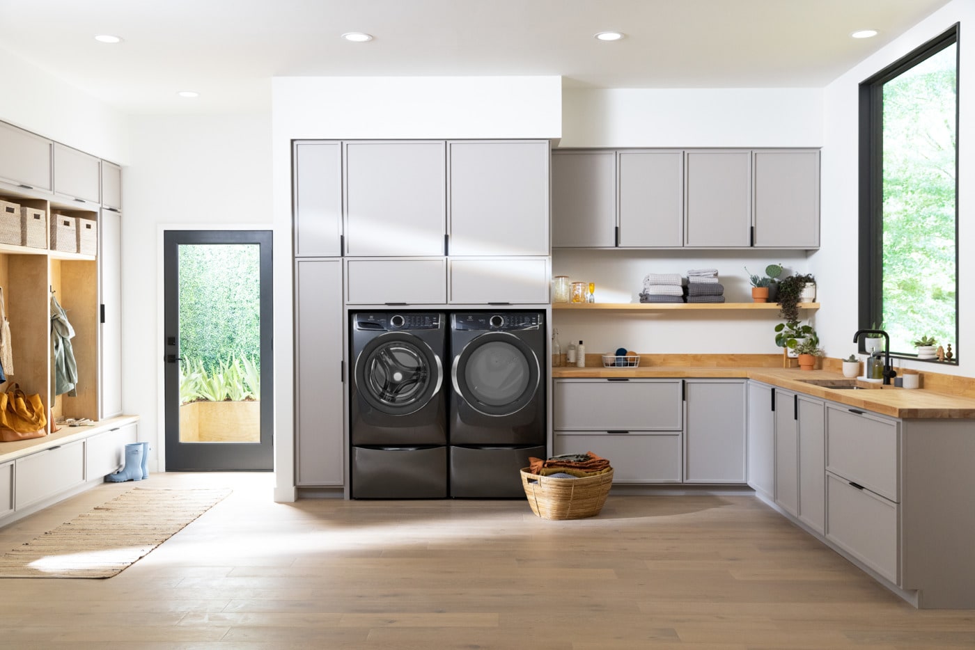 Model: ELFE7637BT | Electrolux Front Load Perfect Steam™ Electric Dryer with Balanced Dry™ and Instant Refresh – 8.0 Cu. Ft.