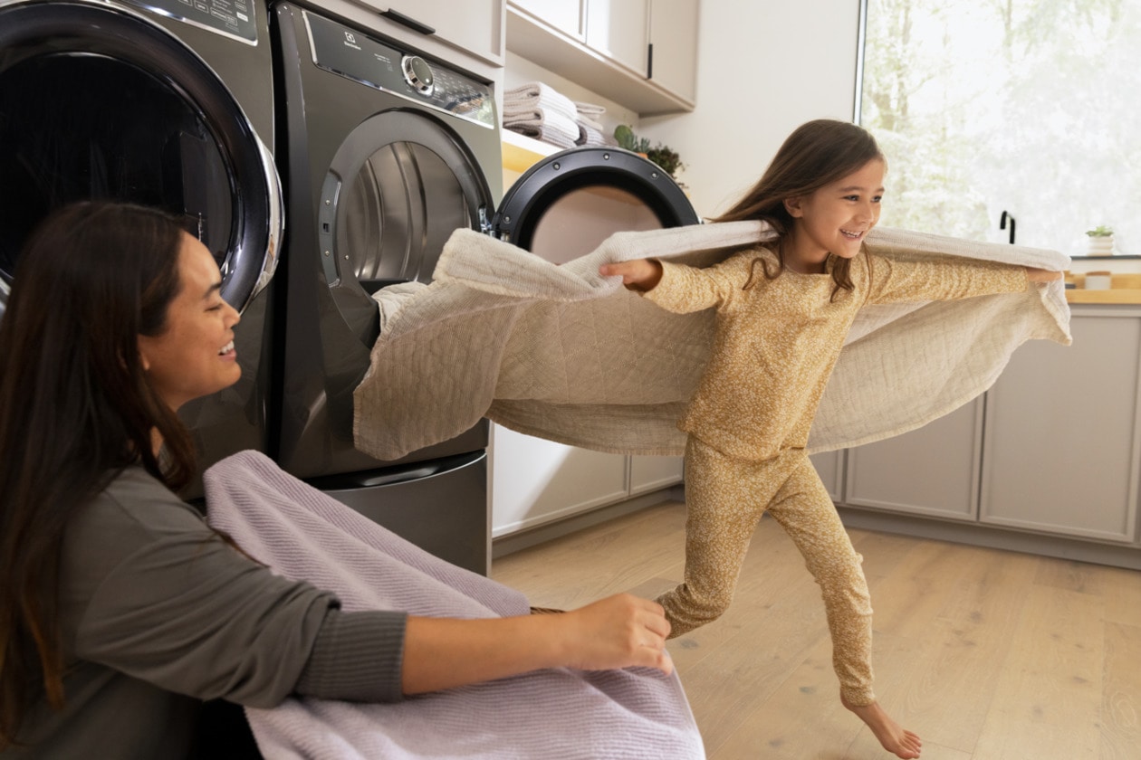 Model: ELFG7637BW | Electrolux Front Load Perfect Steam™ Gas Dryer with LuxCare® Dry and Instant Refresh – 8.0 Cu. Ft.