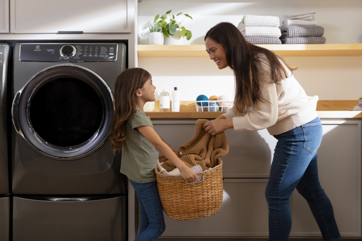 Model: ELFG7637BW | Electrolux Front Load Perfect Steam™ Gas Dryer with LuxCare® Dry and Instant Refresh – 8.0 Cu. Ft.
