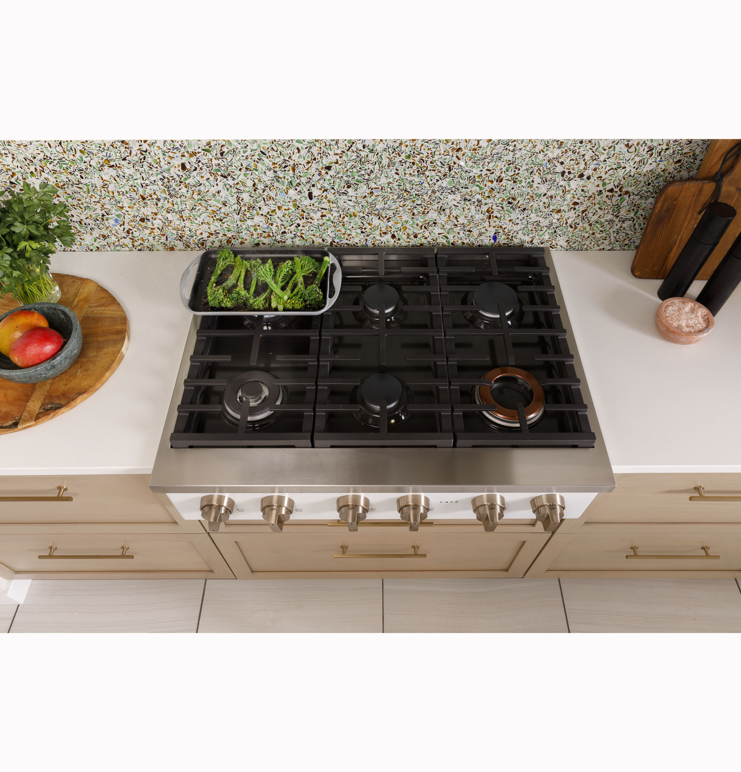 Model: CGU366P3TD1 | Cafe Café™ 36" Commercial-Style Gas Rangetop with 6 Burners (Natural Gas)