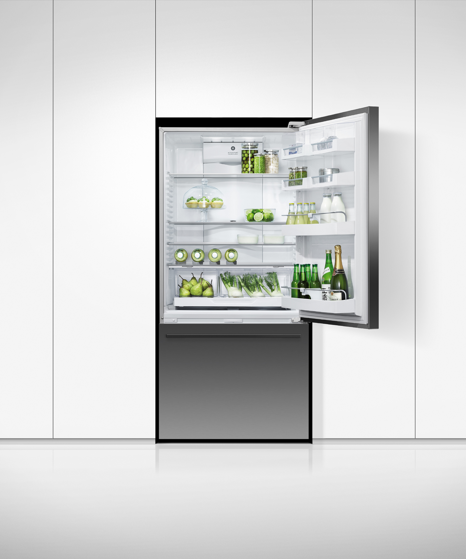 Model: RF170WDRUB5 | Fisher and Paykel Freestanding Refrigerator Freezer, 32", 17.1 cu ft, Ice & Water
