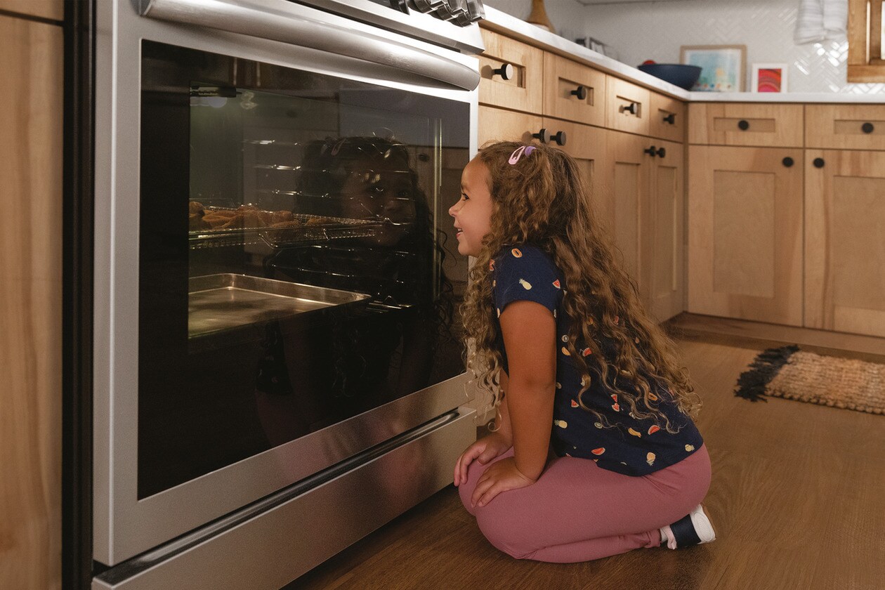 Model: GCRG3060BD | Frigidaire Gallery 30" Rear Control Gas Range with Total Convection