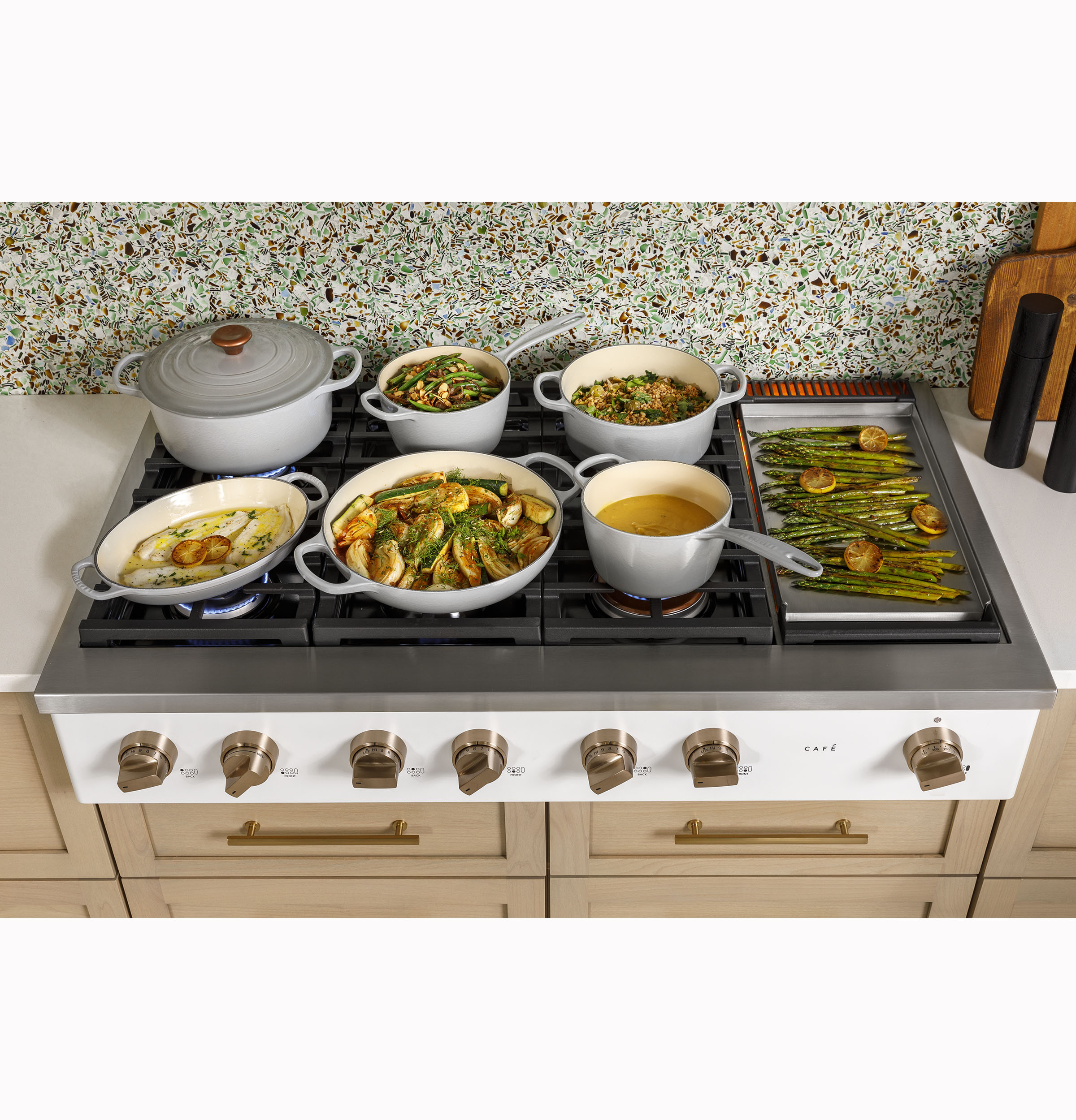Model: CGU486P4TW2 | Cafe Café™ 48" Commercial-Style Gas Rangetop with 6 Burners and Integrated Griddle (Natural Gas)