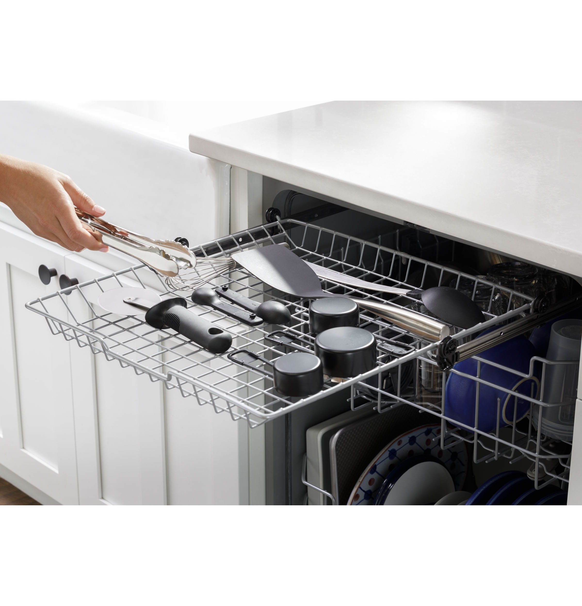 Model: GDT630PGRBB | GE GE® ENERGY STAR® Top Control with Plastic Interior Dishwasher with Sanitize Cycle & Dry Boost