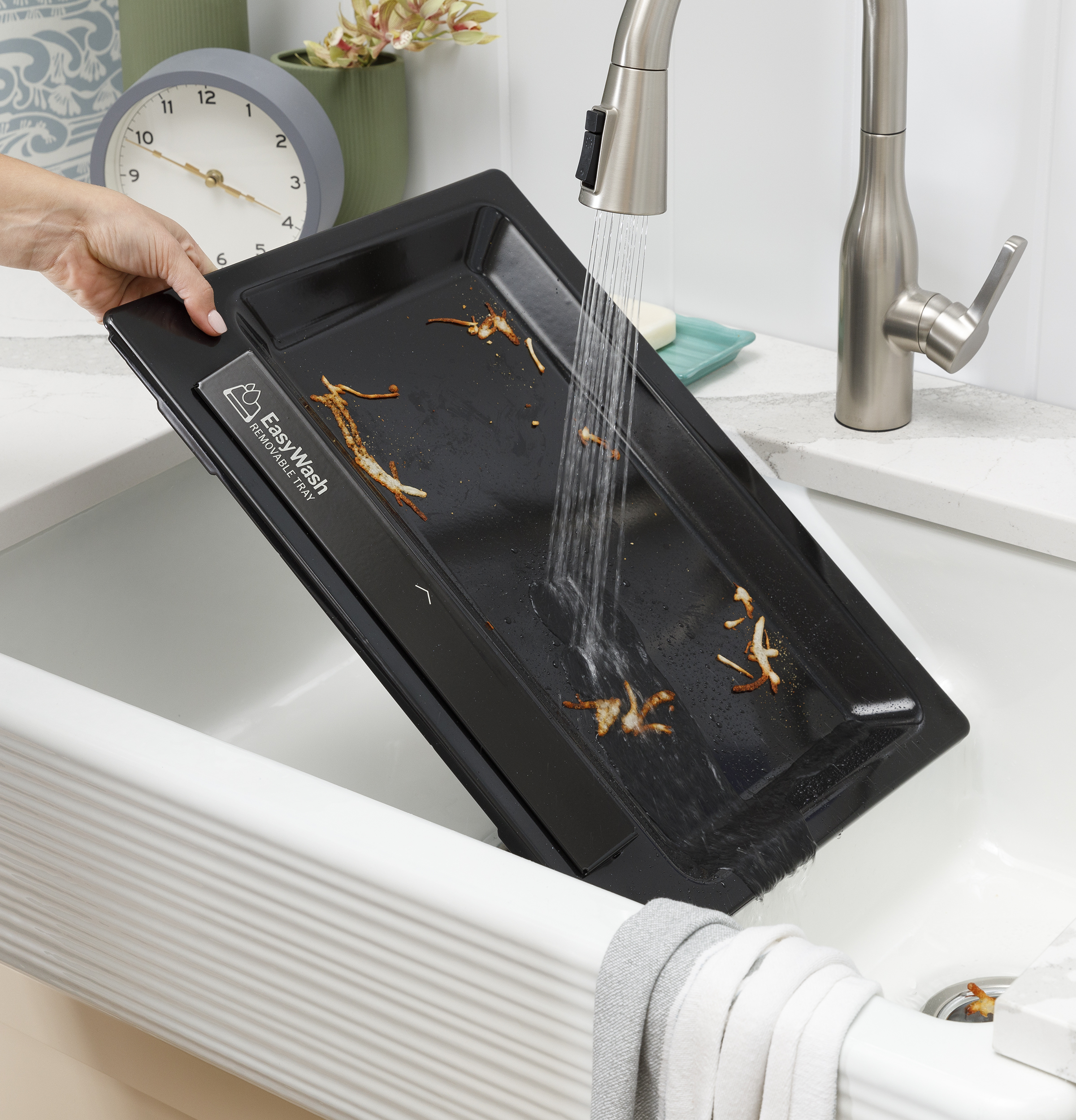 Model: GRF600AVWW | GE GE® ENERGY STAR® 30" Free-Standing Electric Convection Range with No Preheat Air Fry and EasyWash™ Oven Tray