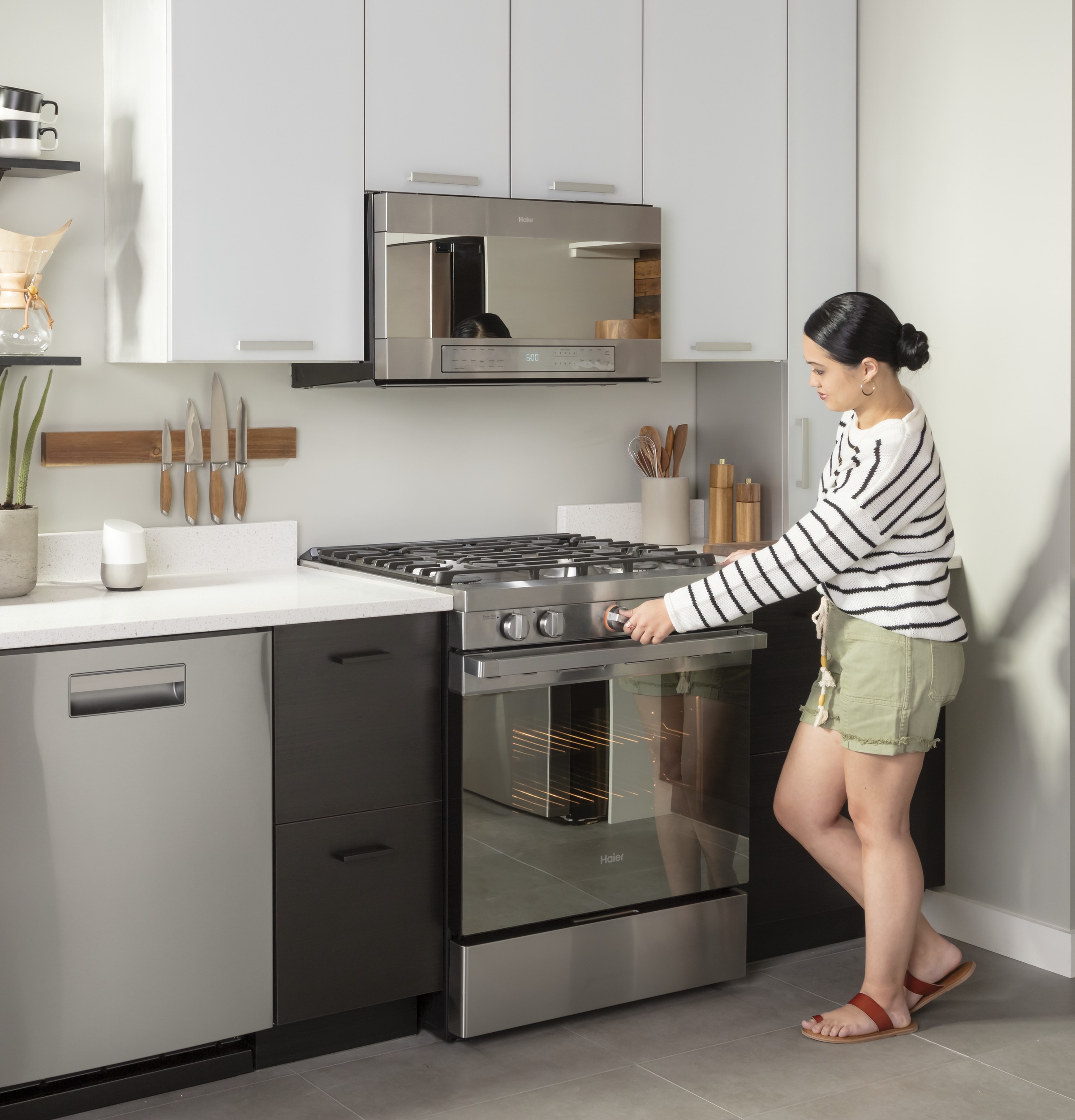 Model: QGSS740RNSS | Haier 30" Smart Slide-In Gas Range with Convection