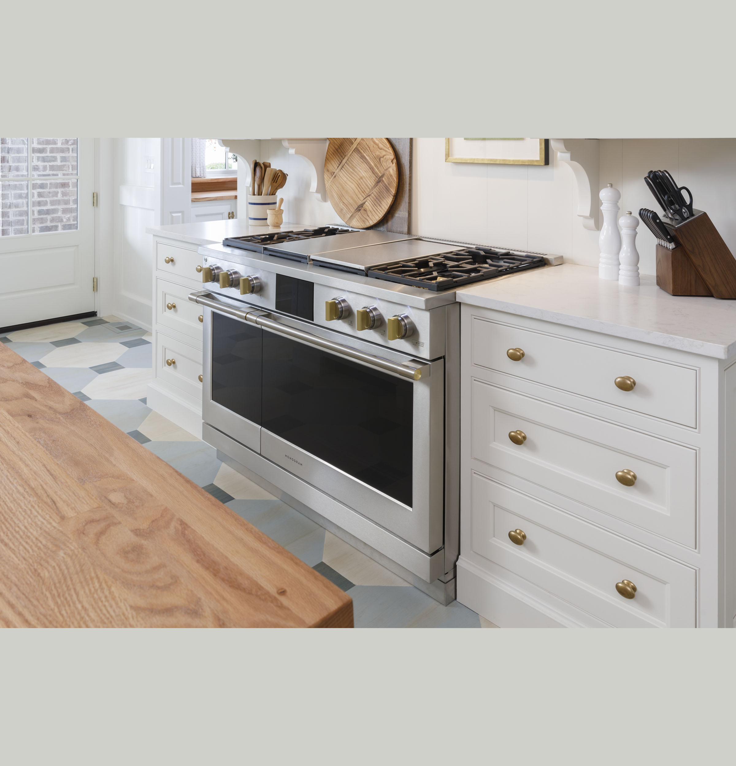 Model: ZDP484NGTSS | Monogram Monogram 48" Dual-Fuel Professional Range with 4 Burners, Grill, and Griddle
