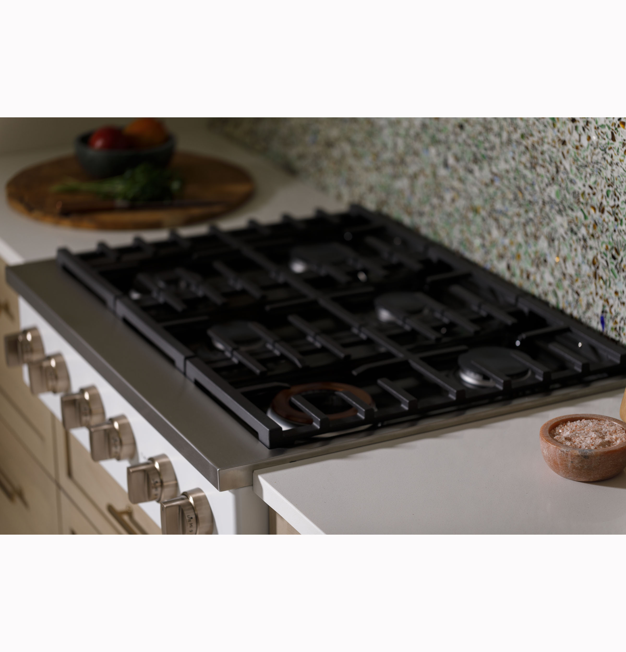Model: CGU366P2TS1 | Cafe Café™ 36" Commercial-Style Gas Rangetop with 6 Burners (Natural Gas)