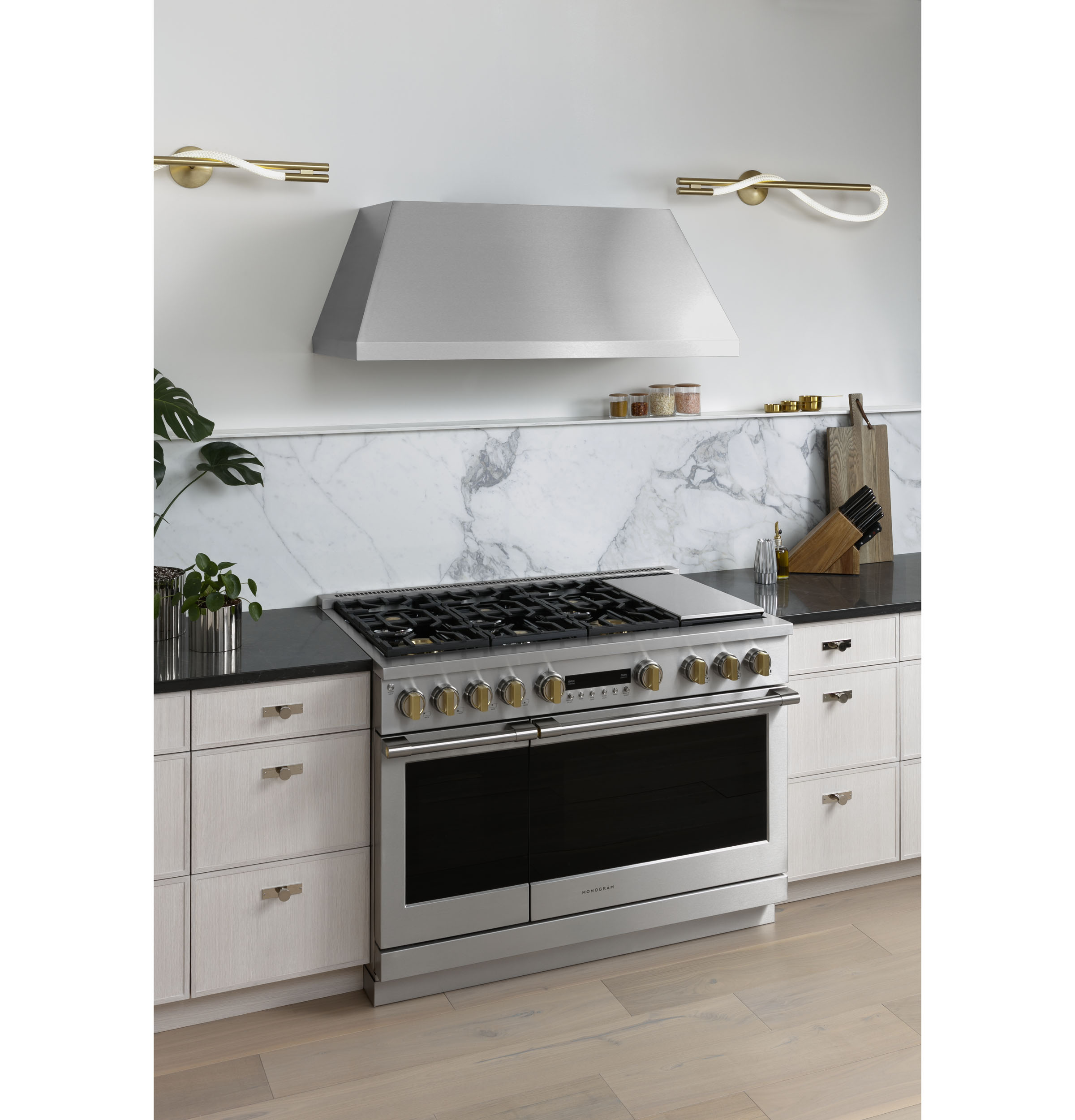 Model: ZGP486NDTSS | Monogram Monogram 48" All Gas Professional Range with 6 Burners and Griddle