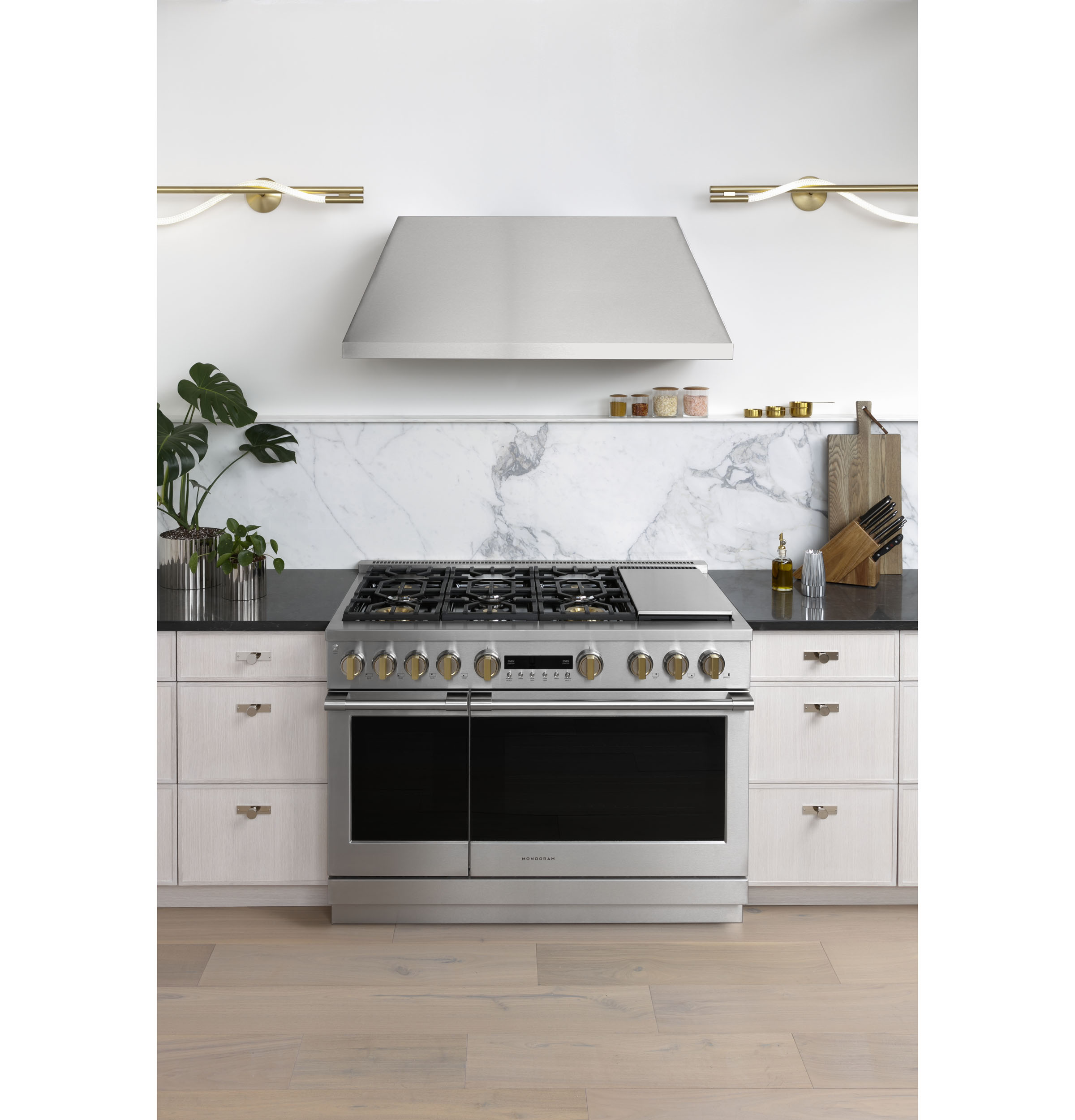 Model: ZGP486NDTSS | Monogram Monogram 48" All Gas Professional Range with 6 Burners and Griddle