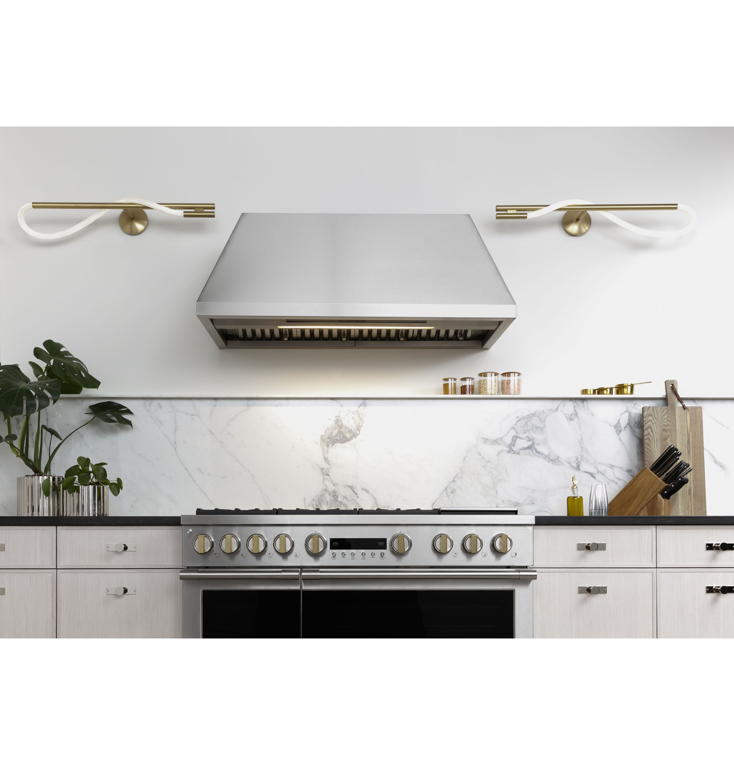 Model: ZGP486NDTSS | Monogram Monogram 48" All Gas Professional Range with 6 Burners and Griddle
