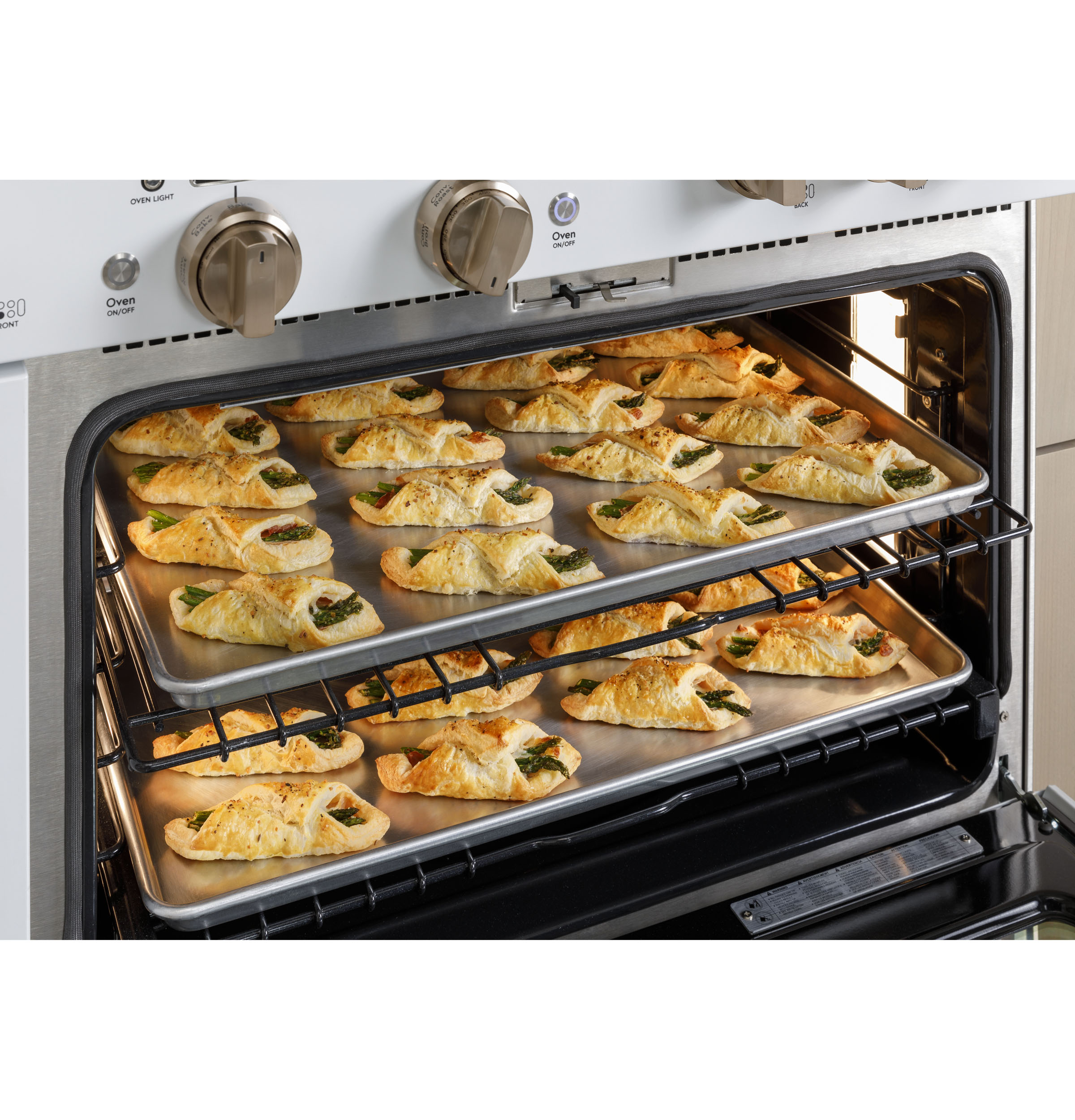 Model: C2Y366P4TW2 | Cafe Café™ 36" Smart Dual-Fuel Commercial-Style Range with 6 Burners (Natural Gas)
