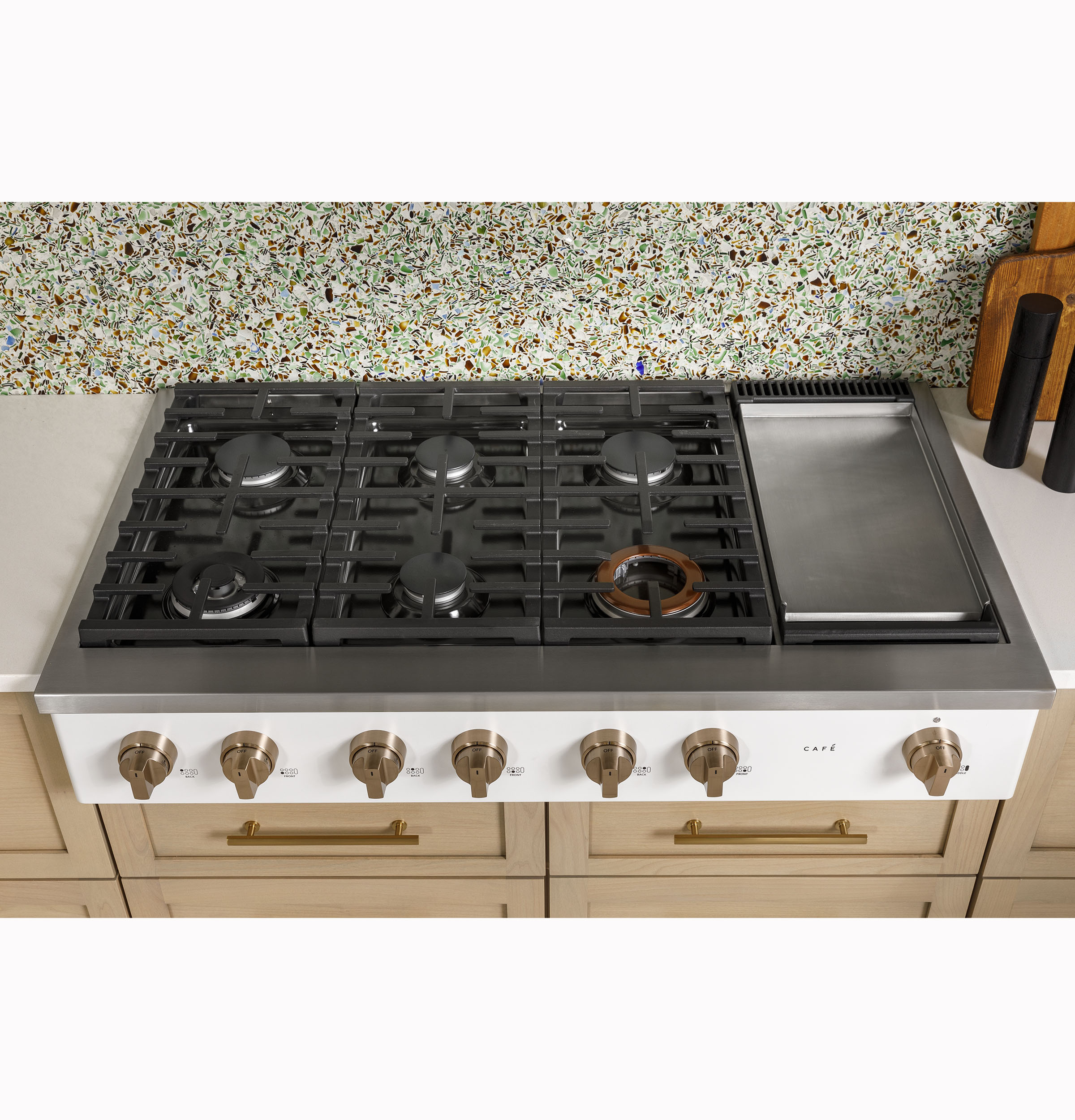 Model: CGU486P3TD1 | Cafe Café™ 48" Commercial-Style Gas Rangetop with 6 Burners and Integrated Griddle (Natural Gas)