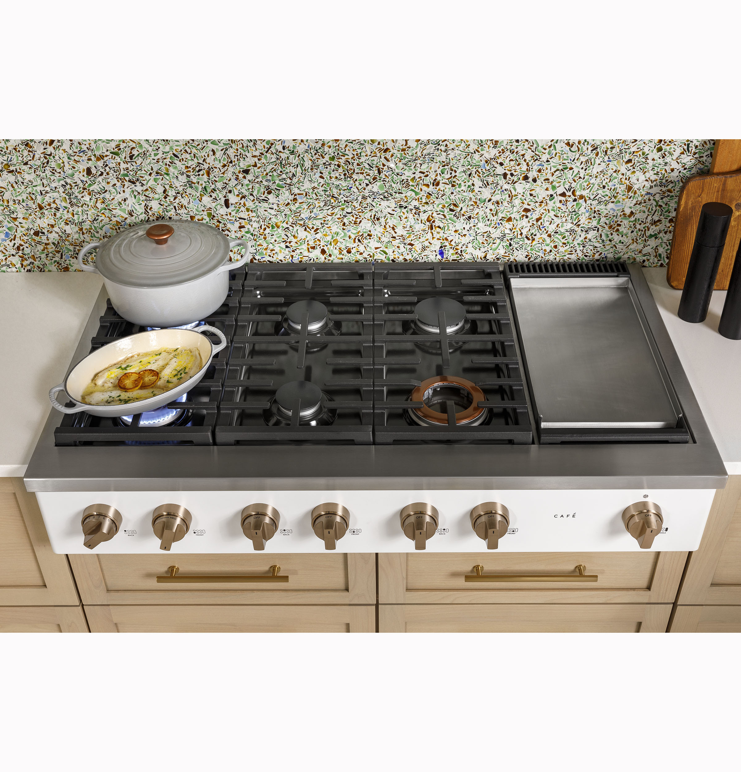 Model: CGU486P3TD1 | Cafe Café™ 48" Commercial-Style Gas Rangetop with 6 Burners and Integrated Griddle (Natural Gas)