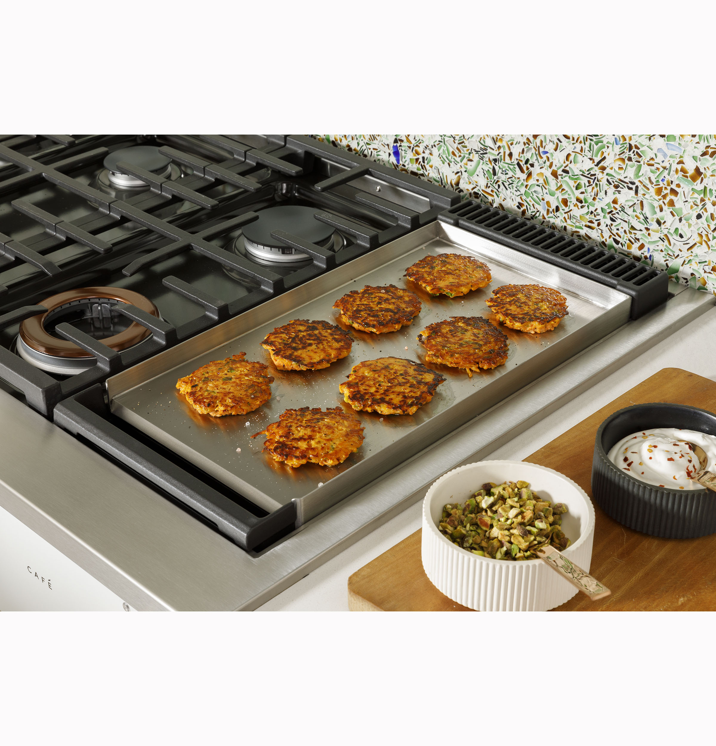 Model: CGU486P3TD1 | Cafe Café™ 48" Commercial-Style Gas Rangetop with 6 Burners and Integrated Griddle (Natural Gas)