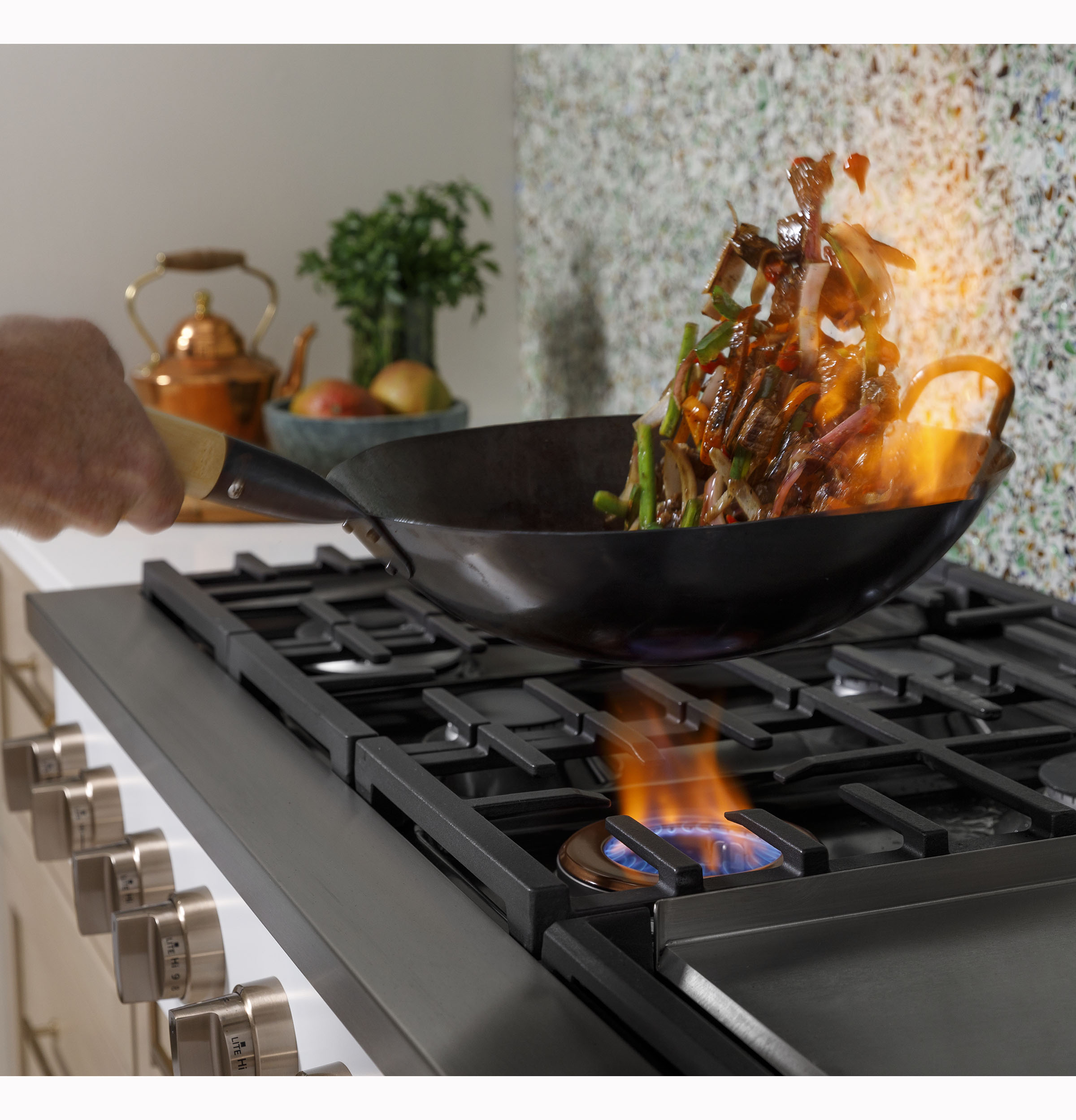 Model: CGU486P3TD1 | Cafe Café™ 48" Commercial-Style Gas Rangetop with 6 Burners and Integrated Griddle (Natural Gas)