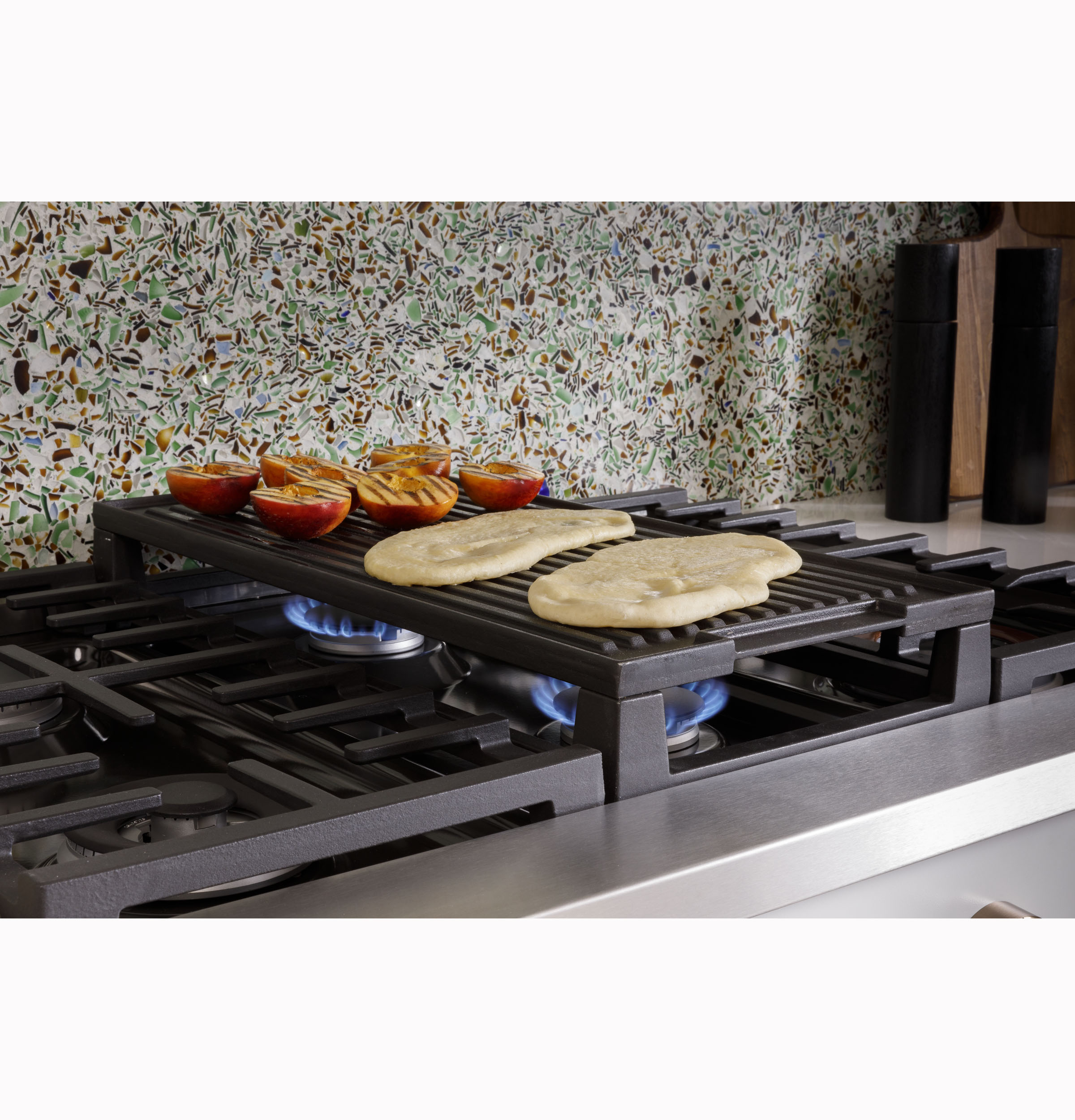 Model: CGU486P4TW2 | Cafe Café™ 48" Commercial-Style Gas Rangetop with 6 Burners and Integrated Griddle (Natural Gas)