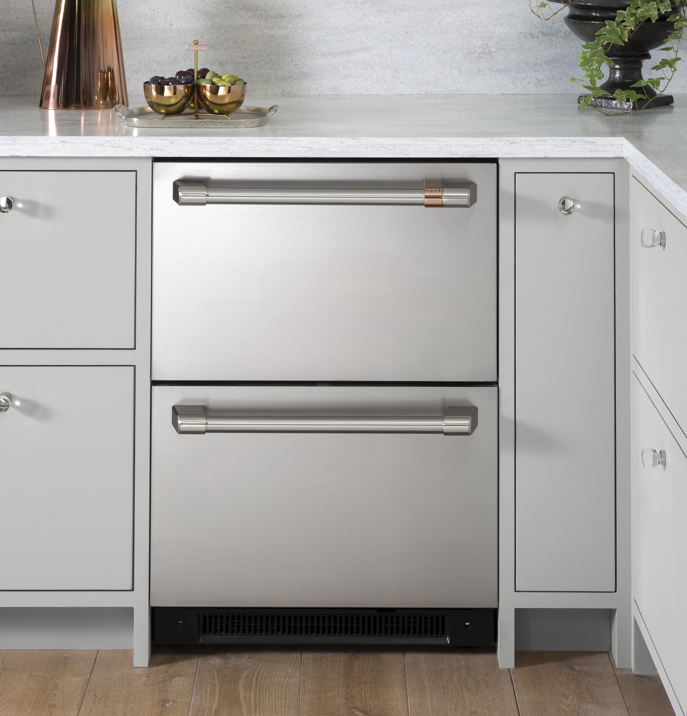 Model: CDE06RP4NW2 | Cafe Café™ 5.7 Cu. Ft. Built-In Dual-Drawer Refrigerator