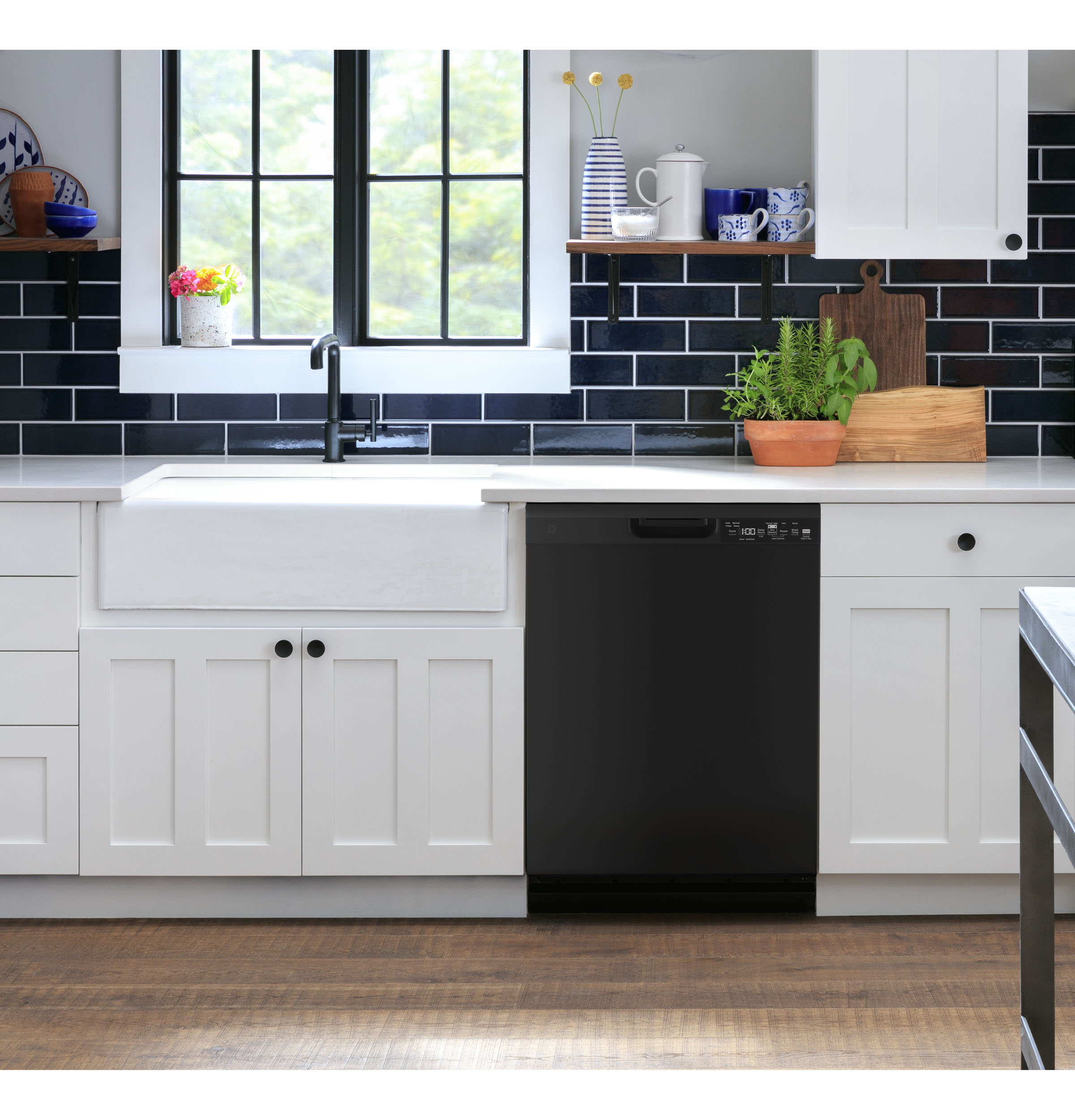 Model: GDF550PGRBB | GE GE® ENERGY STAR® Front Control with Plastic Interior Dishwasher with Sanitize Cycle & Dry Boost