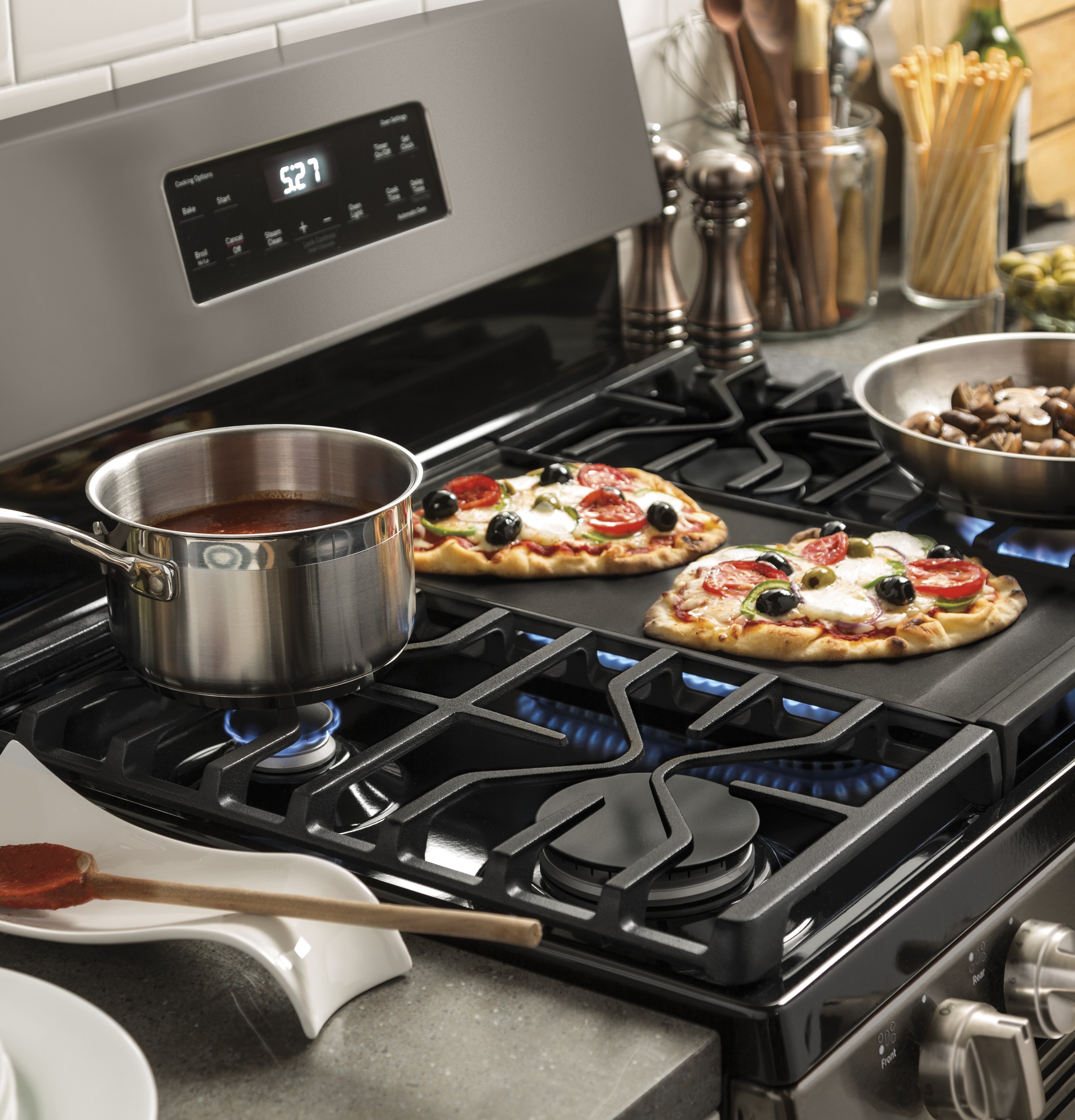 Model: JGBS66EEKES | GE GE® 30" Free-Standing Gas Range