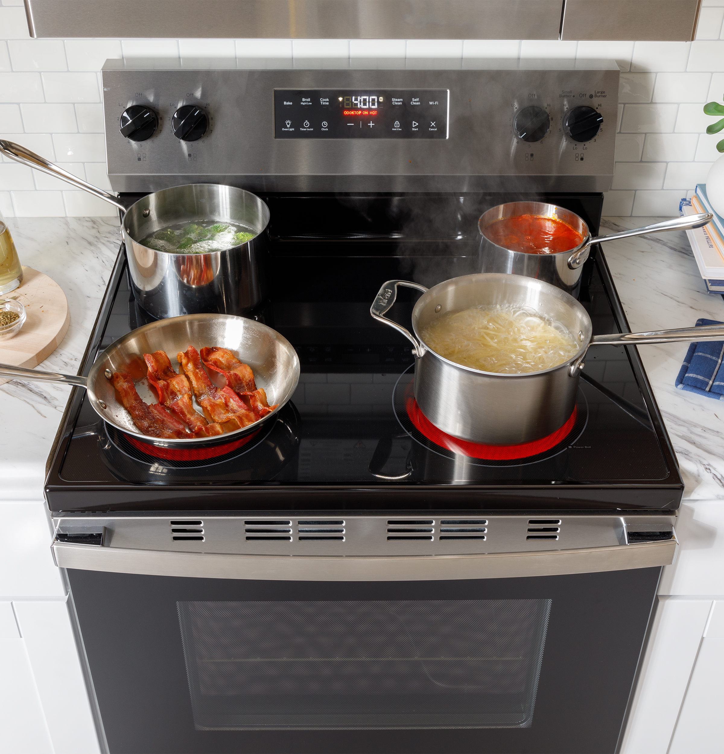 Model: GRF400SVBB | GE GE® ENERGY STAR® 30" Free-Standing Electric Range