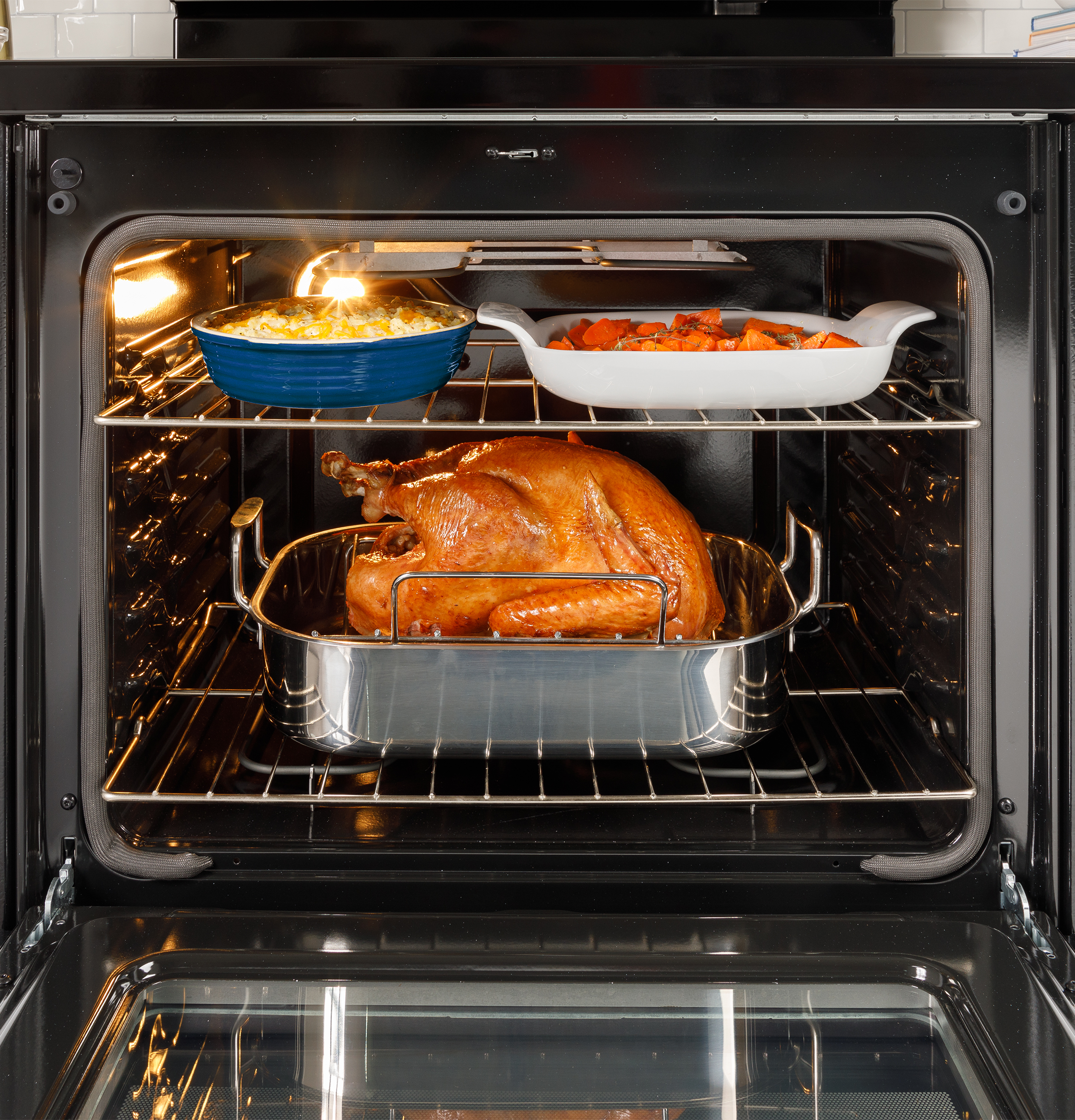 Model: GRF400SVBB | GE GE® ENERGY STAR® 30" Free-Standing Electric Range