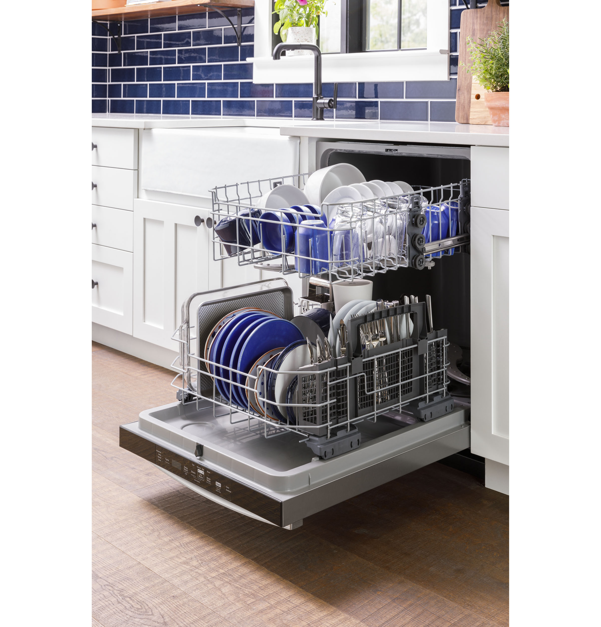 Model: GDF550PSRSS | GE GE ENERGY STAR Front Control with Plastic Interior Dishwasher with Sanitize Cycle & Dry Boost