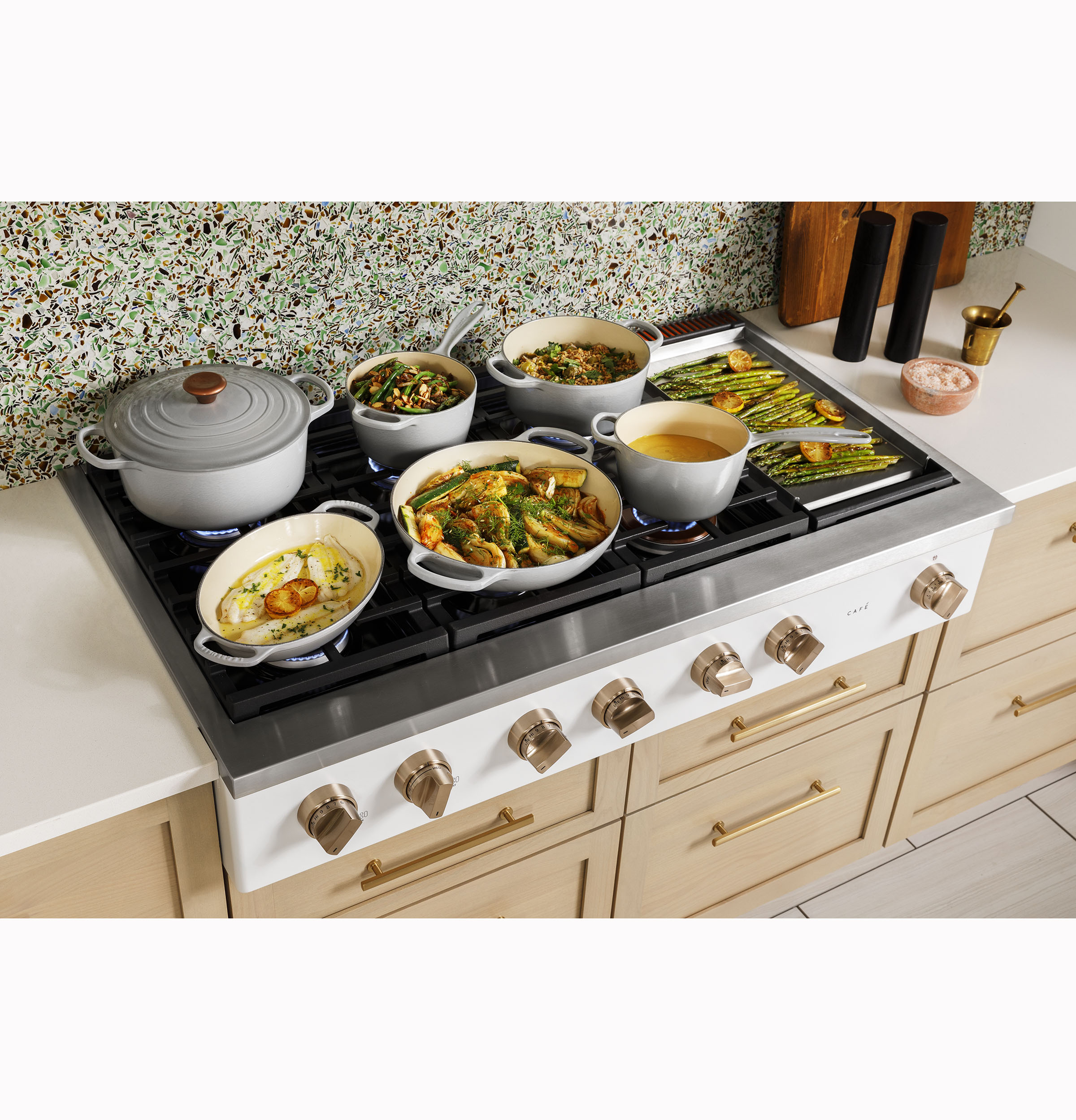 Model: CGU486P2TS1 | Cafe Café™ 48" Commercial-Style Gas Rangetop with 6 Burners and Integrated Griddle (Natural Gas)