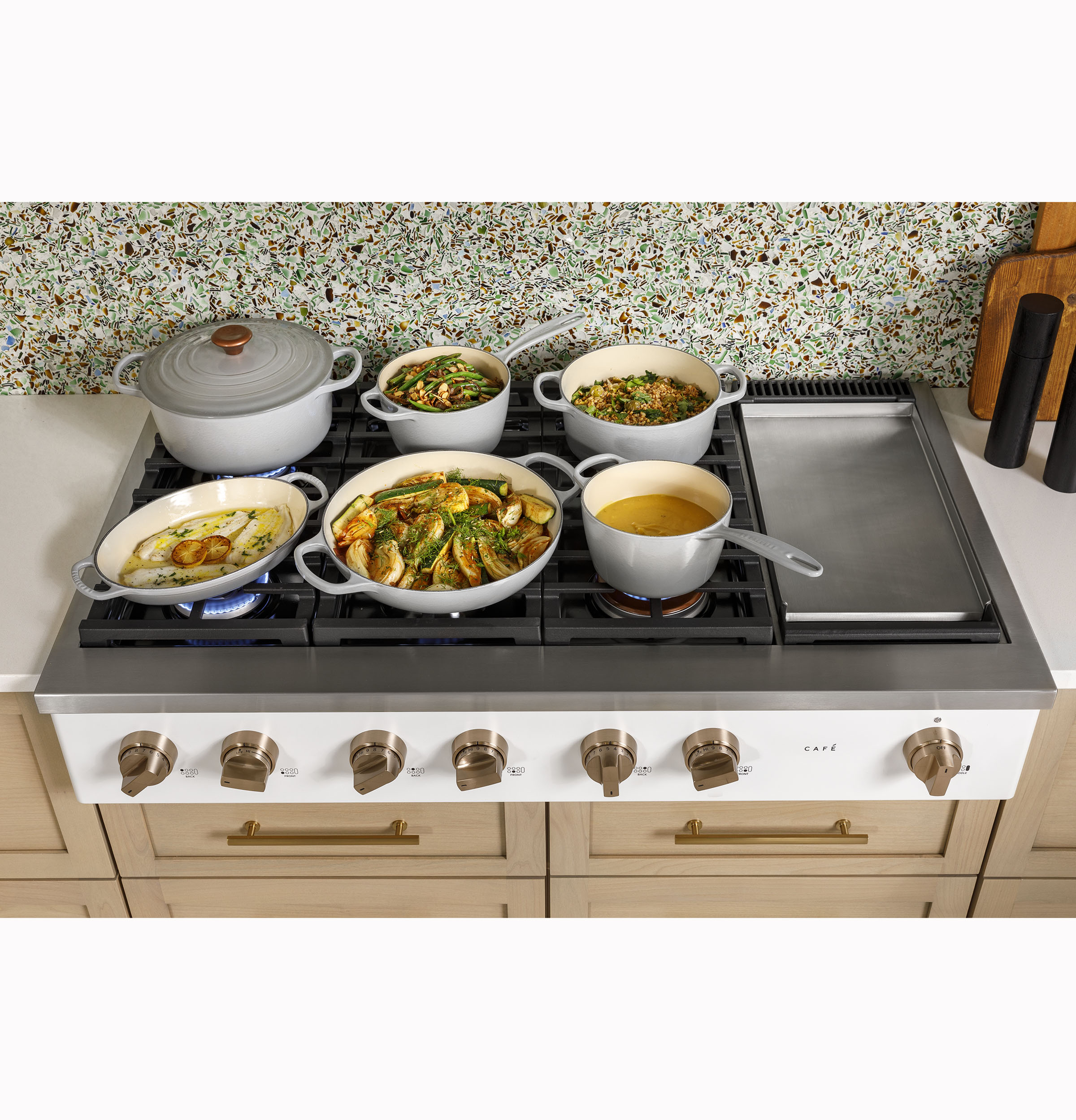 Model: CGU486P2TS1 | Cafe Café™ 48" Commercial-Style Gas Rangetop with 6 Burners and Integrated Griddle (Natural Gas)