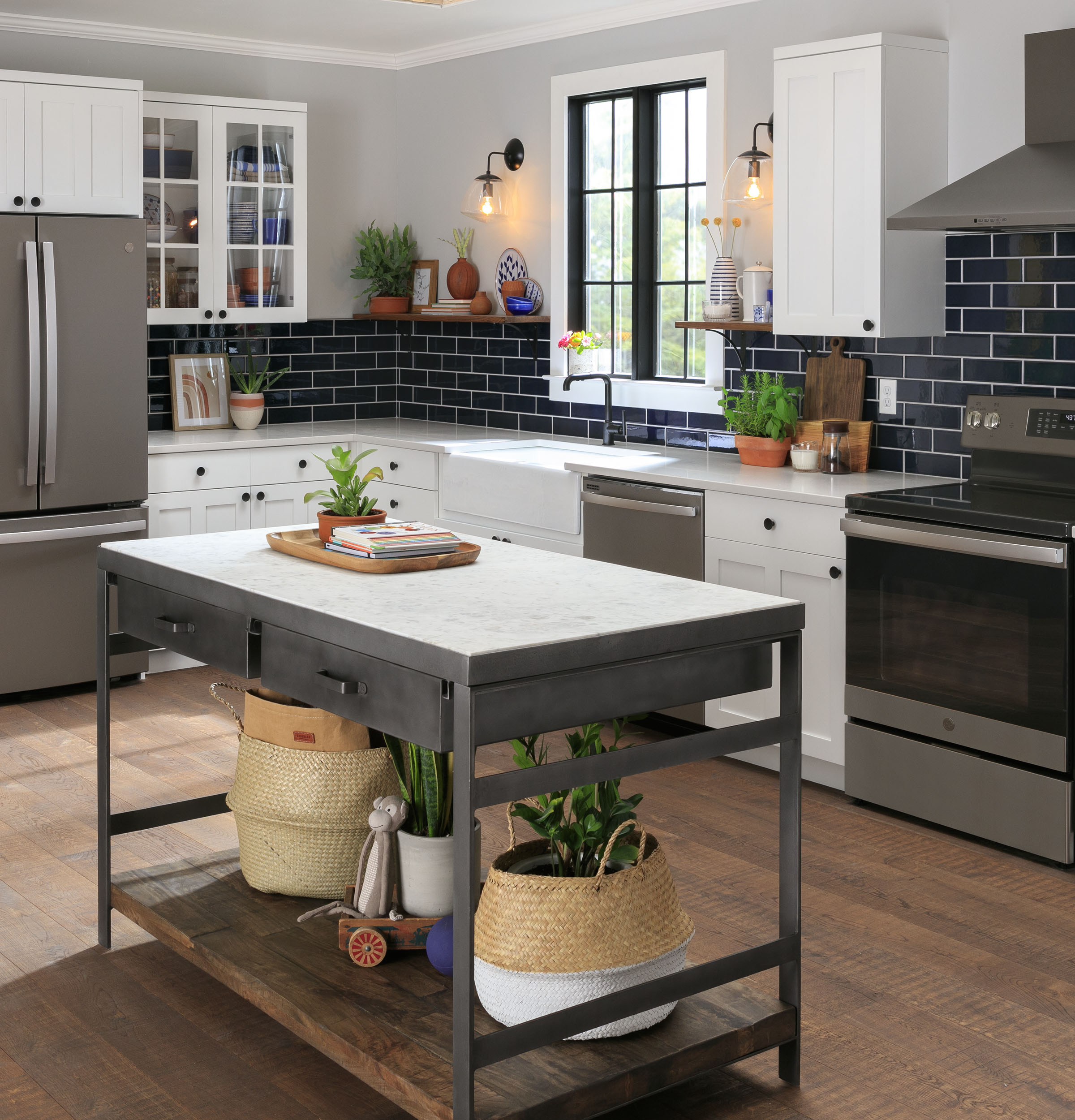 Model: GWE23GMNES | GE GE® ENERGY STAR® 23.1 Cu. Ft. Counter-Depth French-Door Refrigerator
