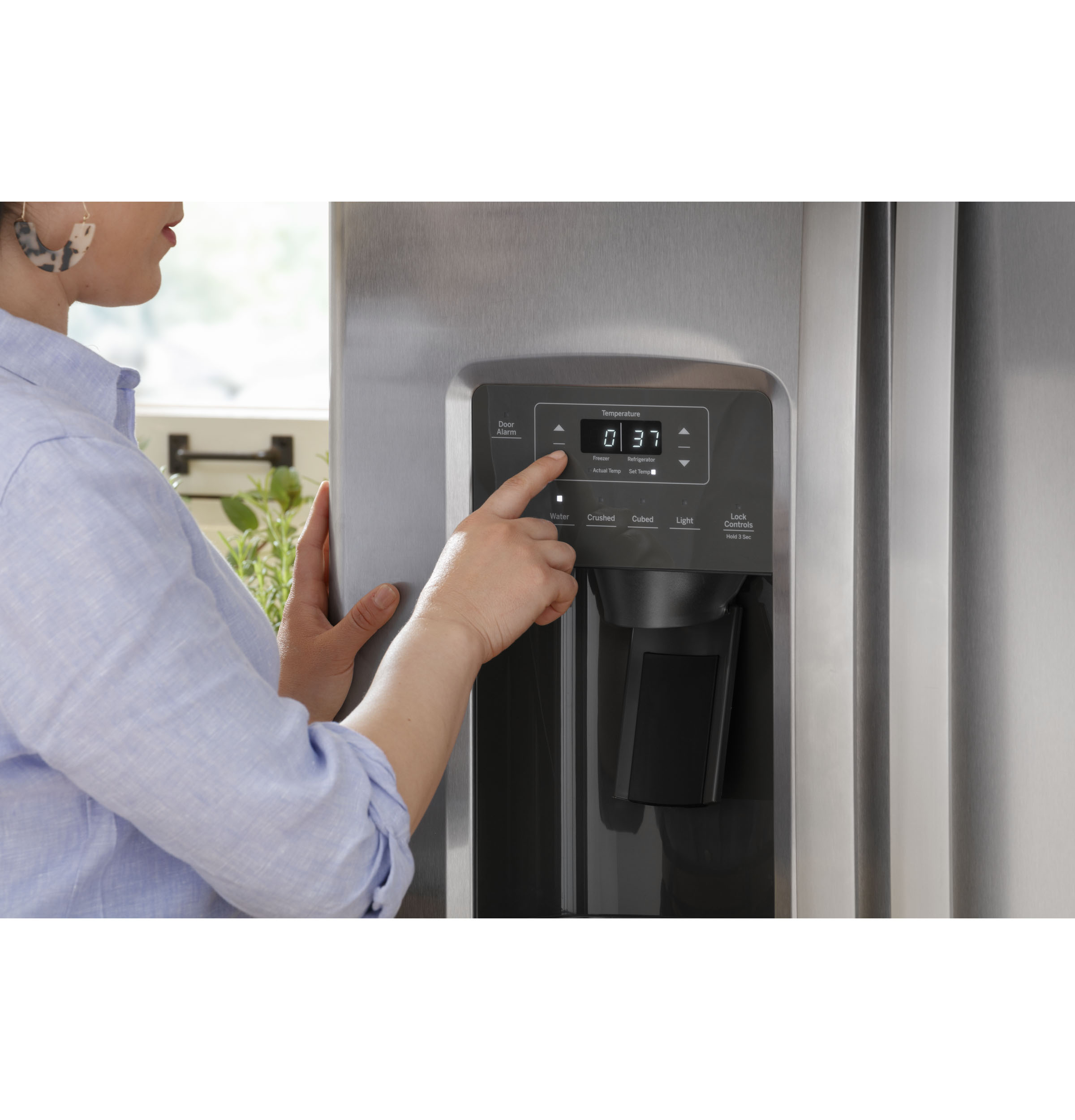 Model: GSS25GGPBB | GE GE® 25.3 Cu. Ft. Side-By-Side Refrigerator
