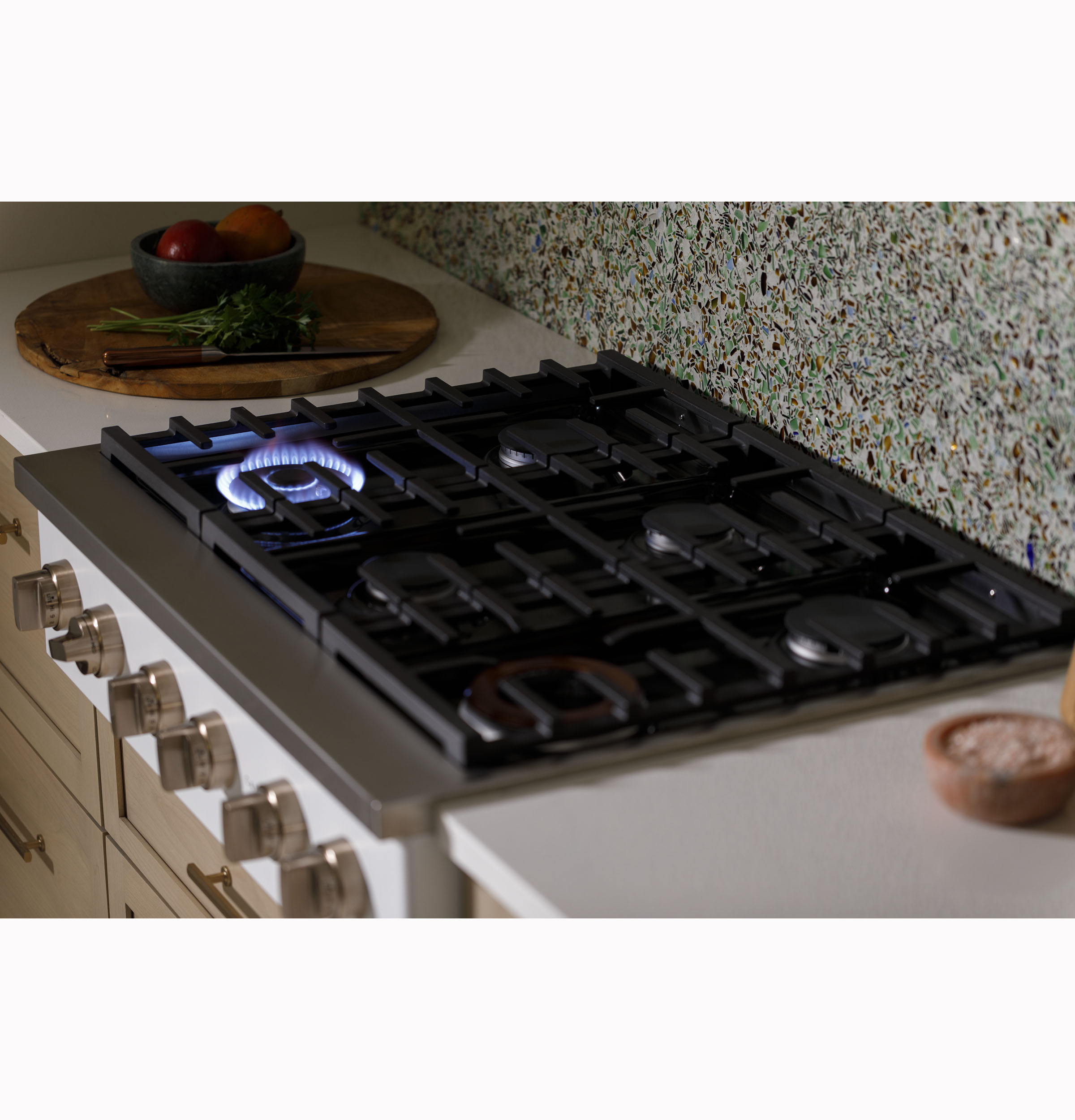 Model: CGU366P4TW2 | Cafe Café™ 36" Commercial-Style Gas Rangetop with 6 Burners (Natural Gas)