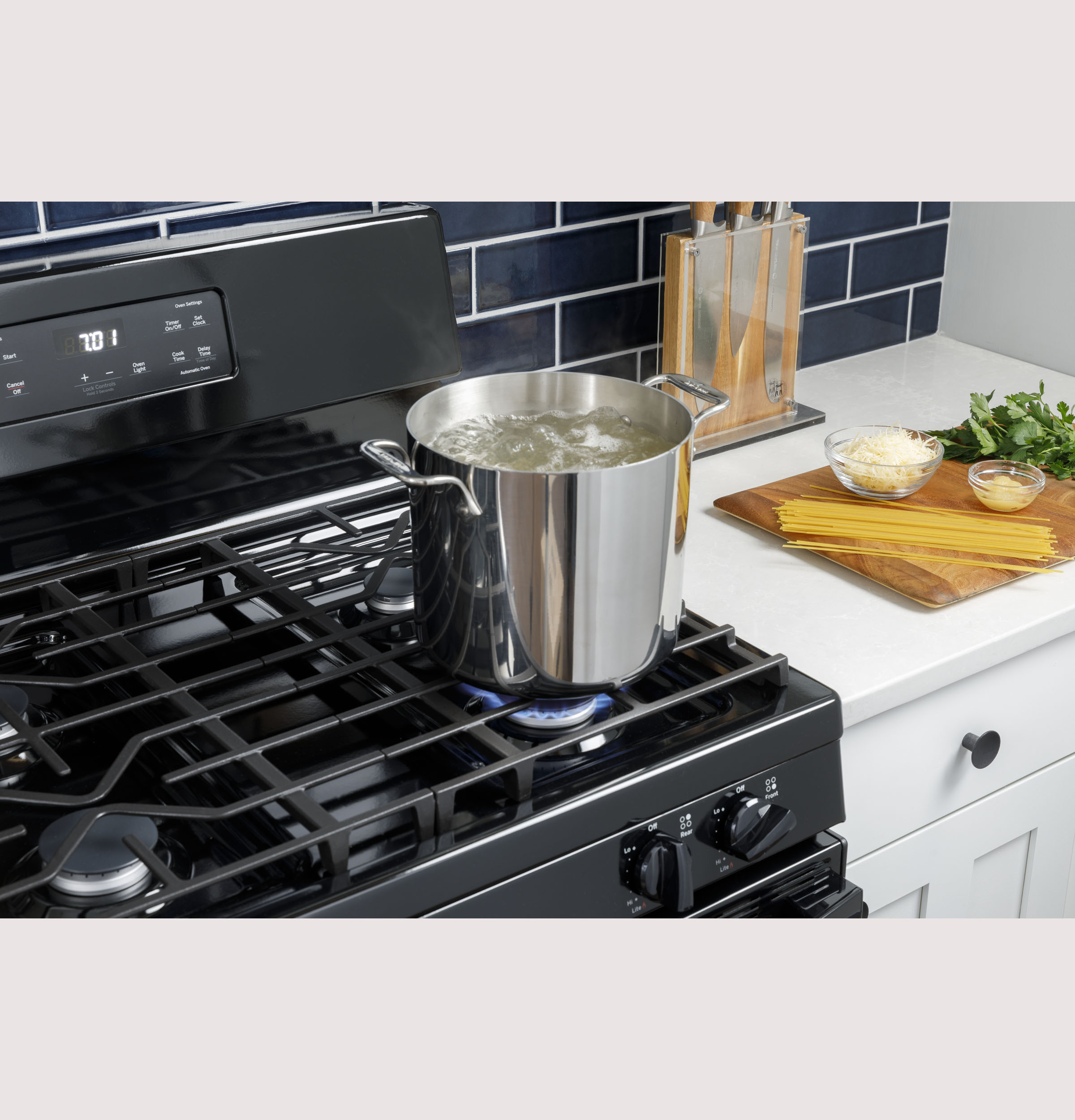 Model: JGBS61DPWW | GE GE® 30" Free-Standing Gas Range