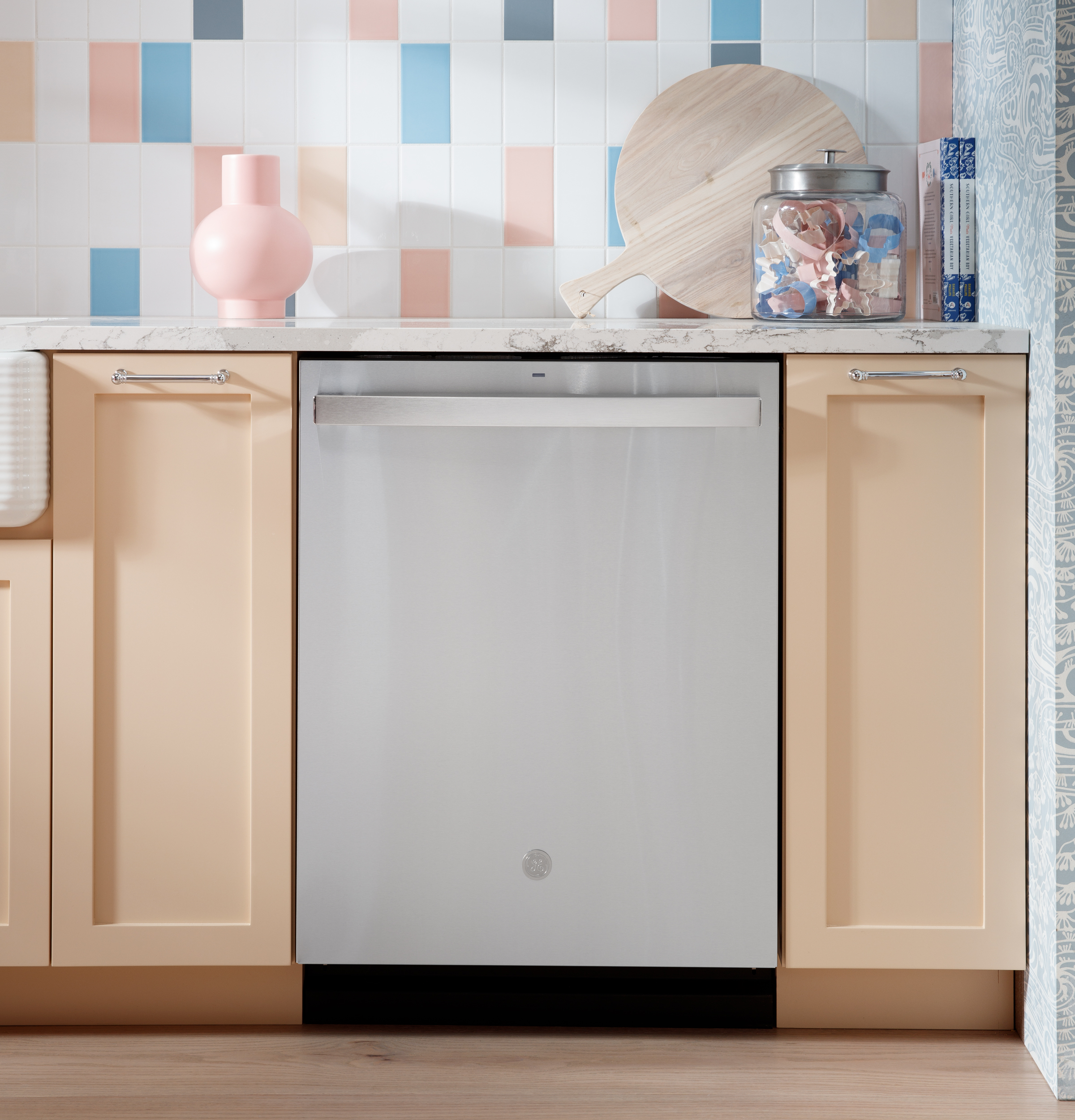 Model: GDT650SMVES | GE GE® ENERGY STAR® Fingerprint Resistant Top Control with Stainless Steel Interior Dishwasher with Sanitize Cycle