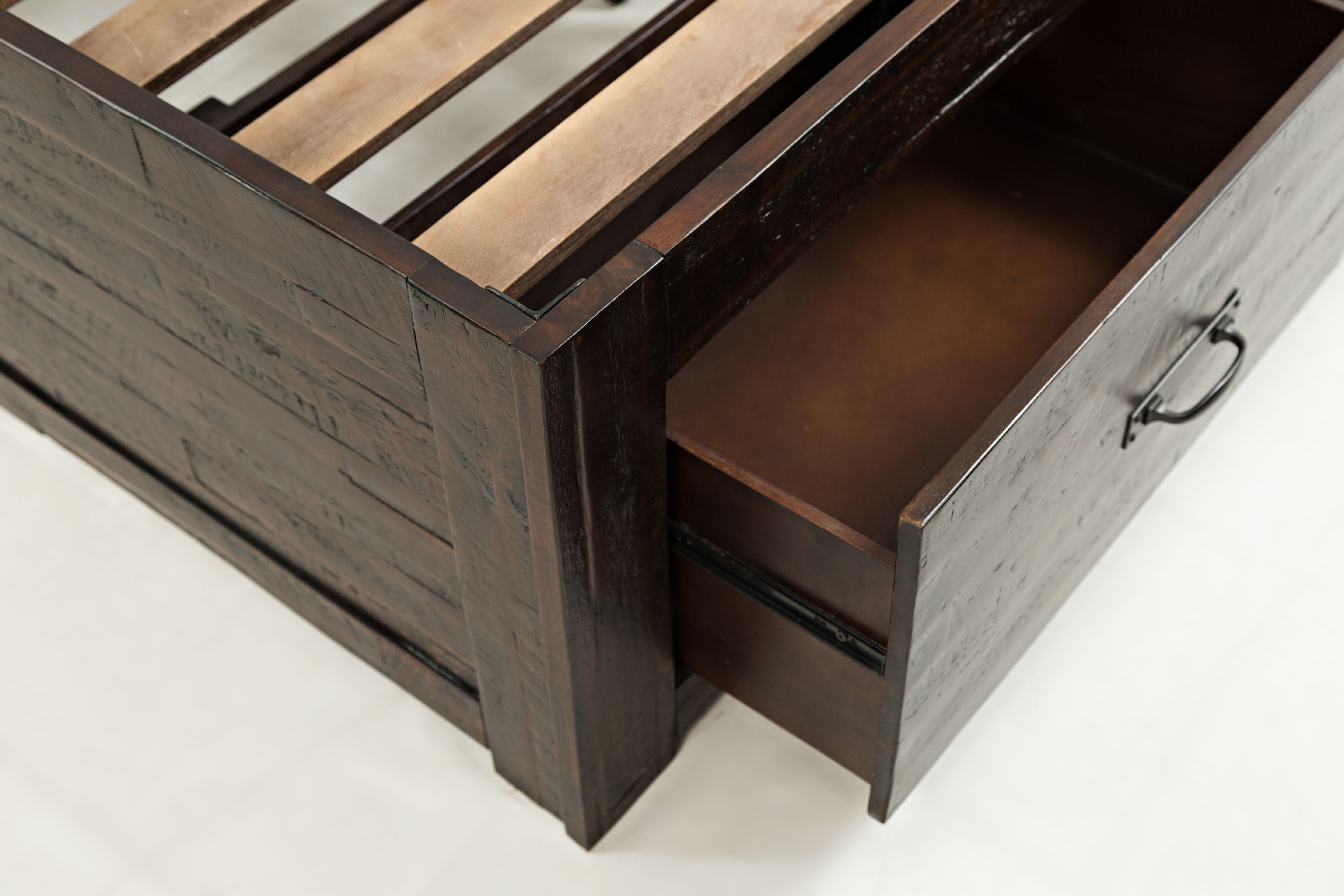 Model: 1605-858687KT | Jofran Jackson Lodge Queen Storage Bed