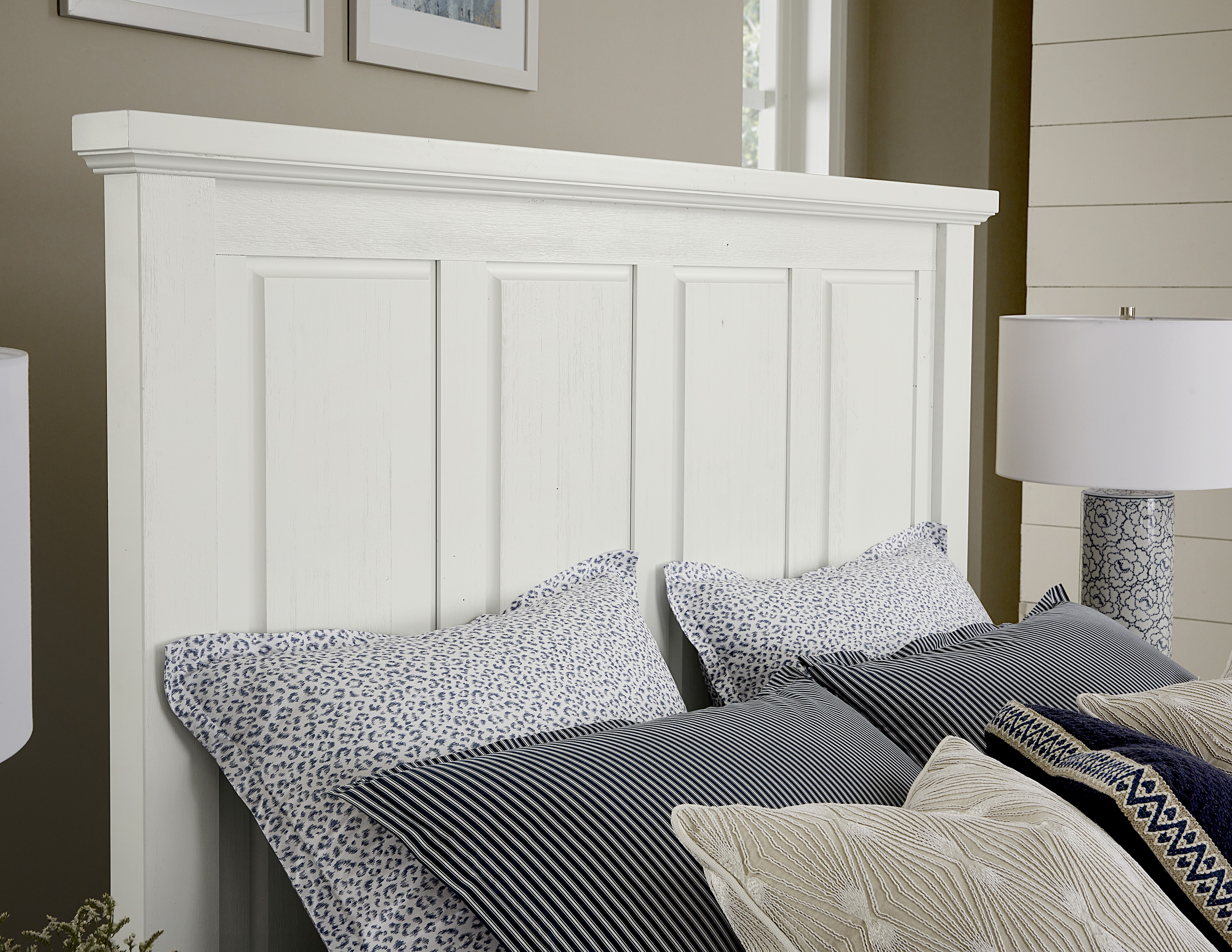 Model: 116-669-966-733-MS2 | Artisan & Post by Vaughan-Bassett King Mansion Bed