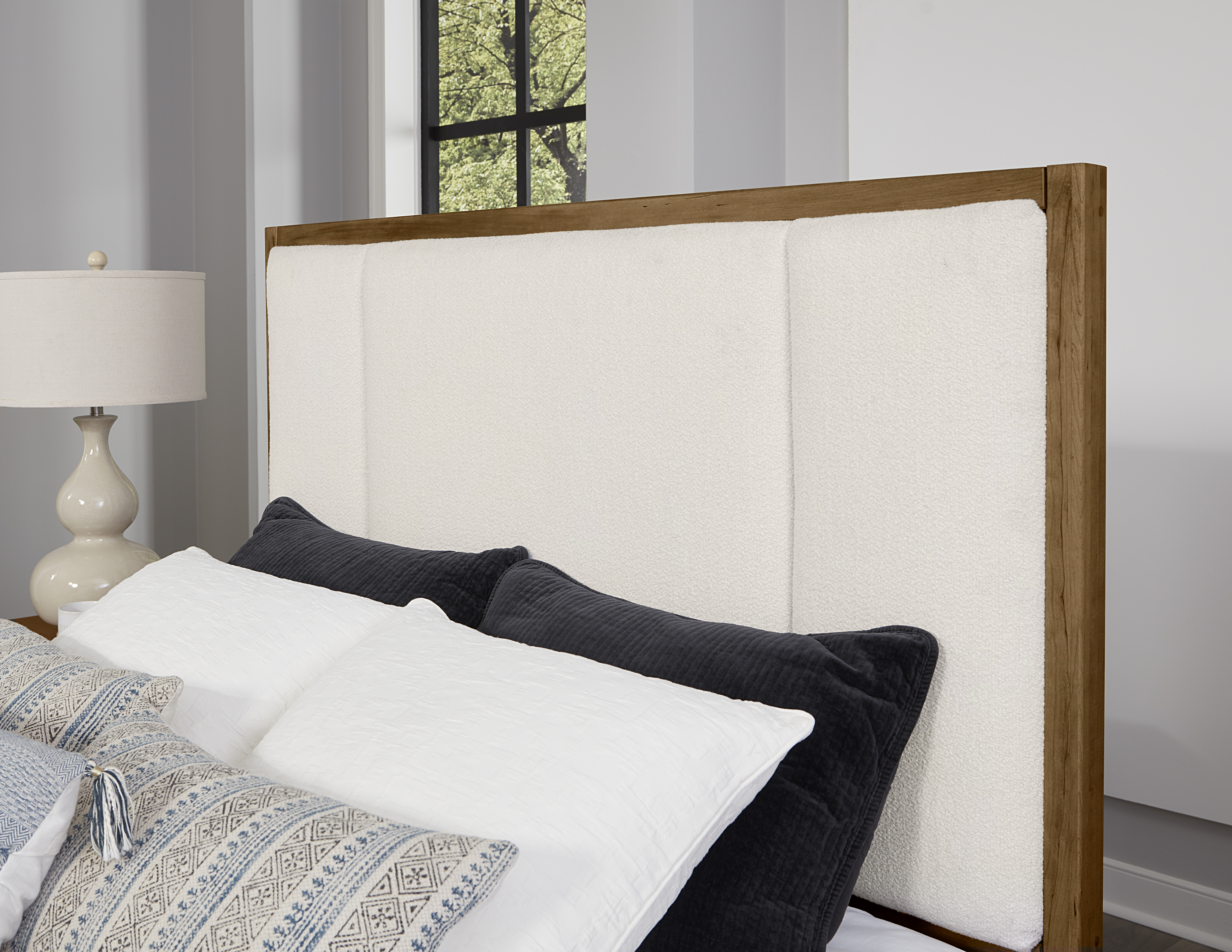 Model: 151-661-166-933-MS2 | Artisan & Post by Vaughan-Bassett King Upholstered Bed-White Fab