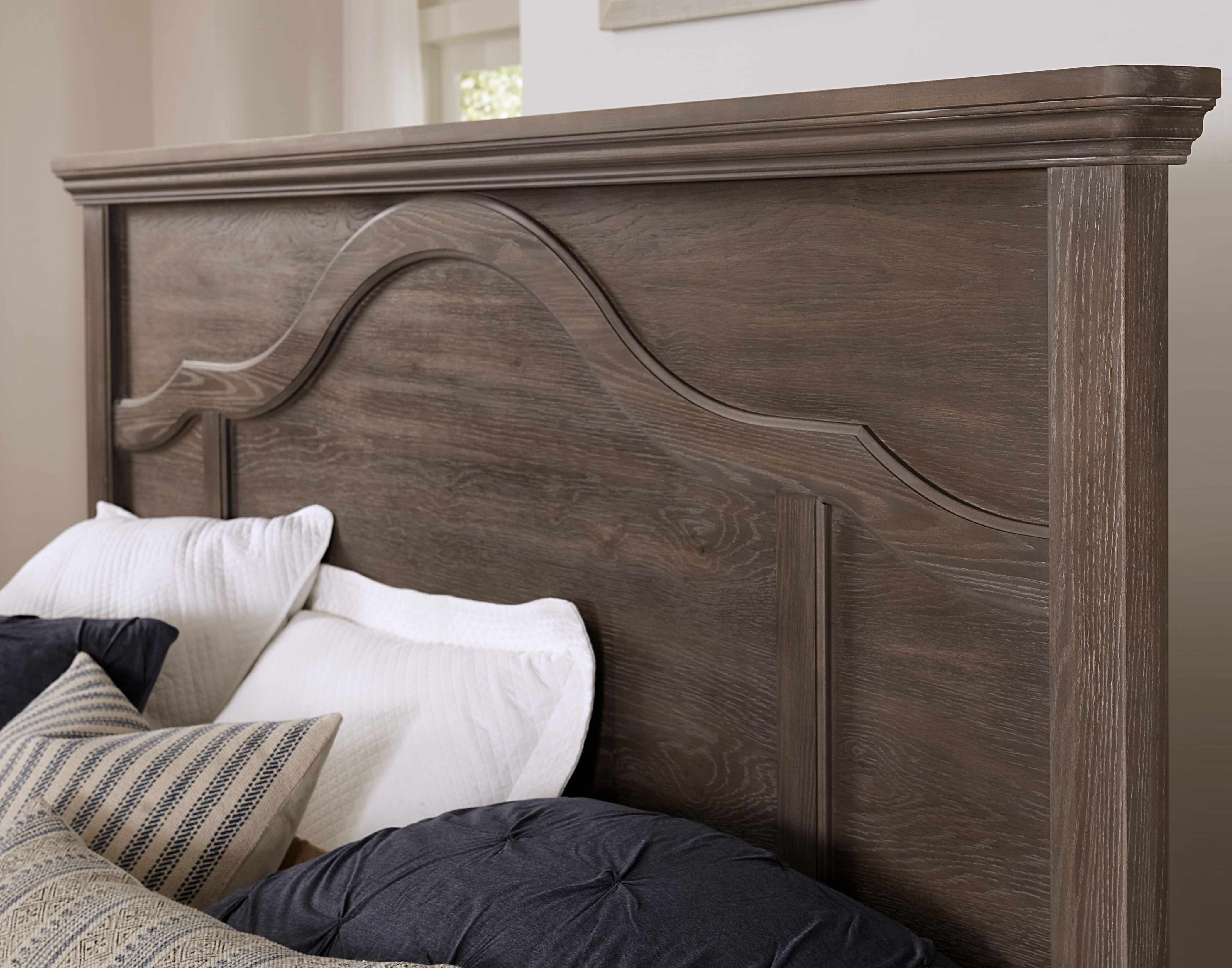 Model: 740-559 | Vaughan-Bassett Mantel Hdbd 5/0