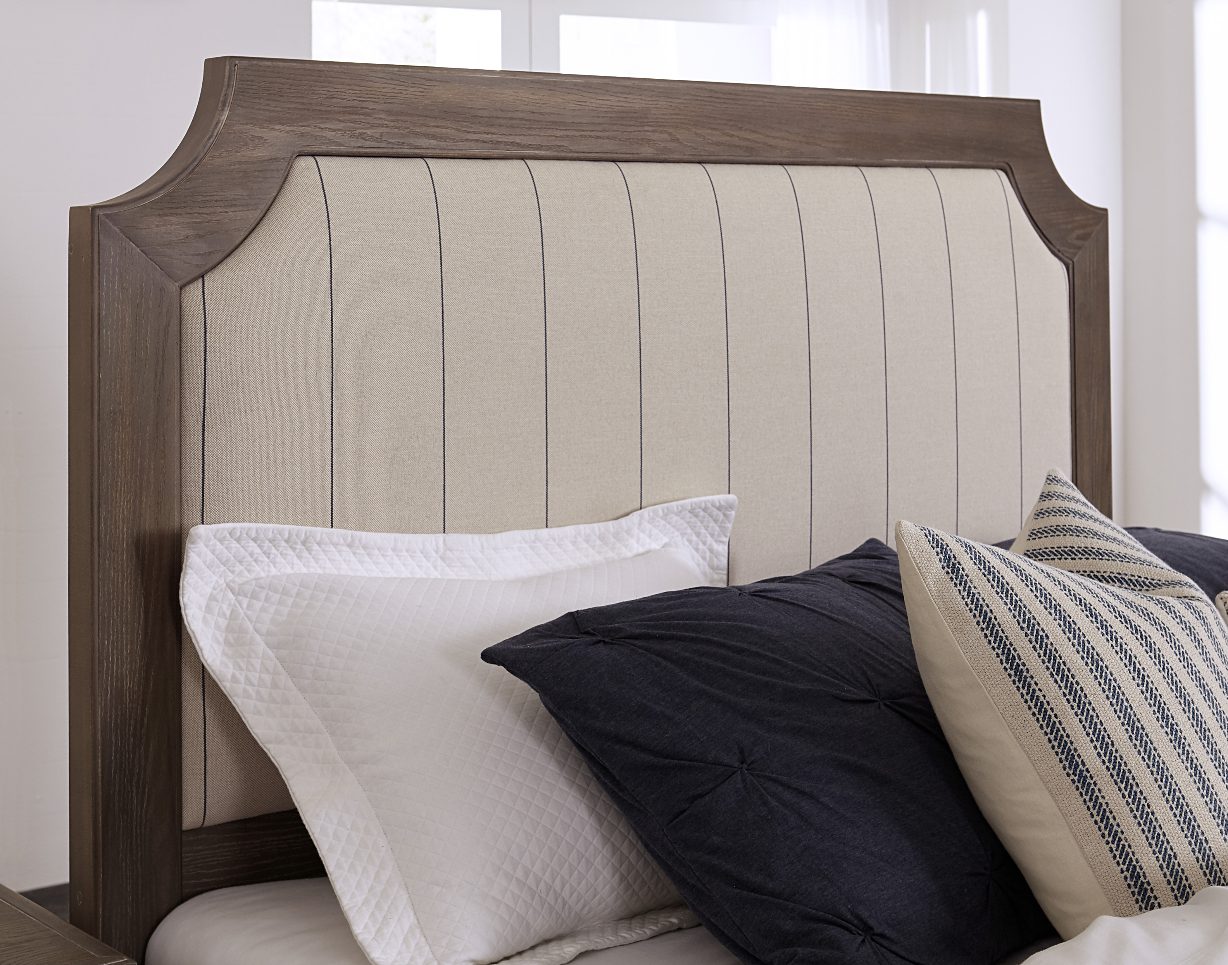 Model: 740-551-855-922 | Vaughan-Bassett Queen Upholstered Bed