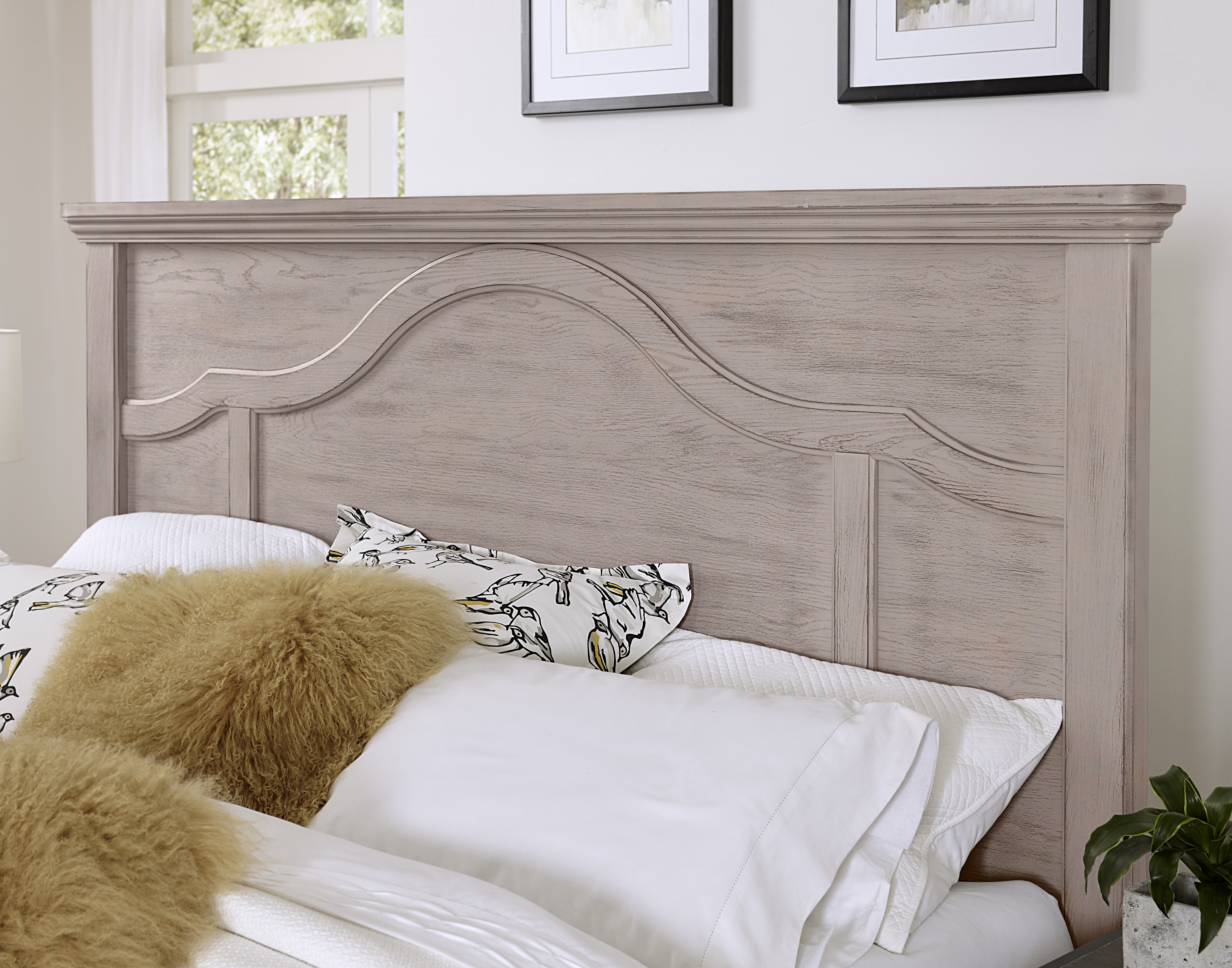 Model: 741-559-955-922 | Vaughan-Bassett Queen Mantel Bed