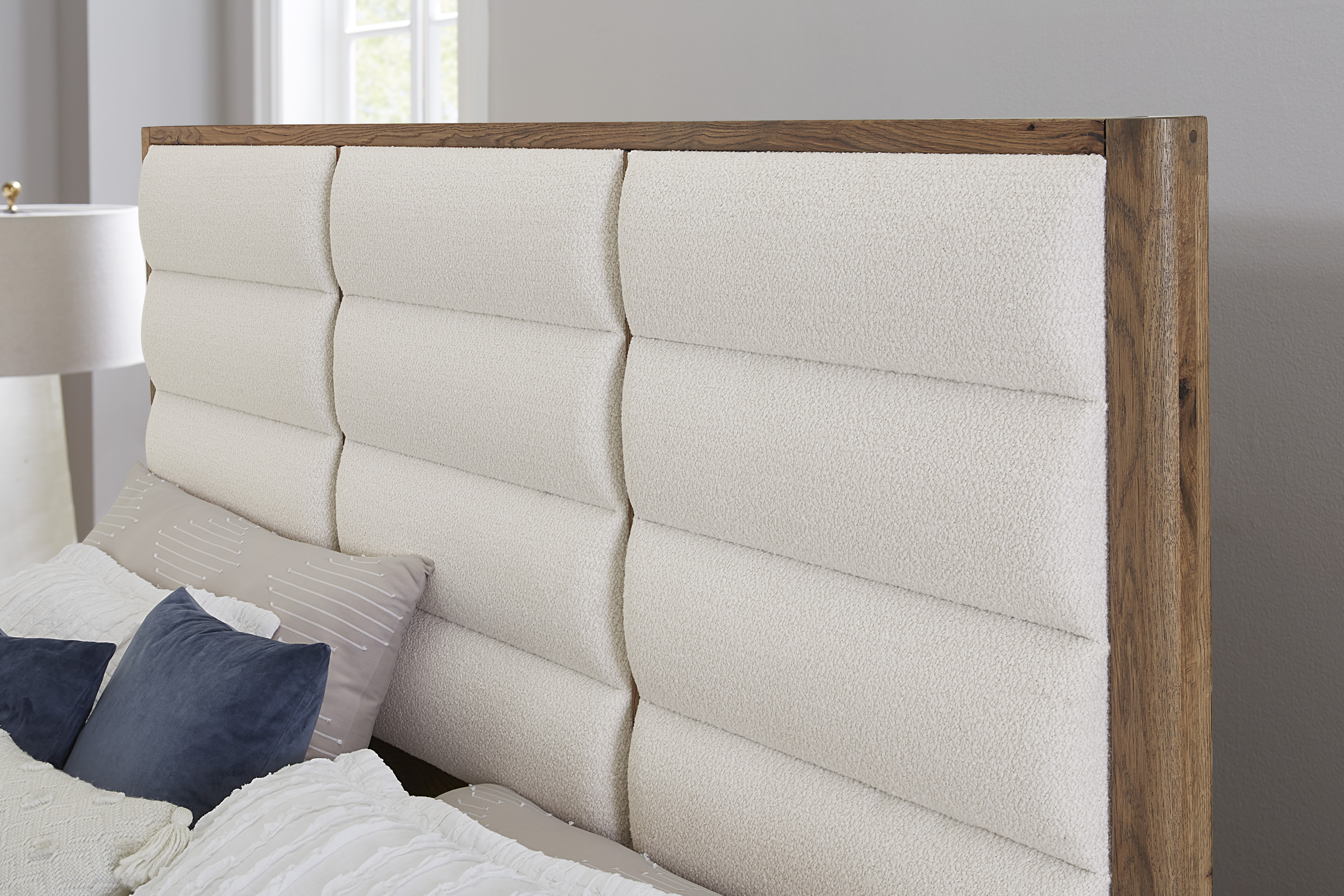 Model: 790-661A-166A-822A | Vaughan-Bassett Erin'S King Uph - White