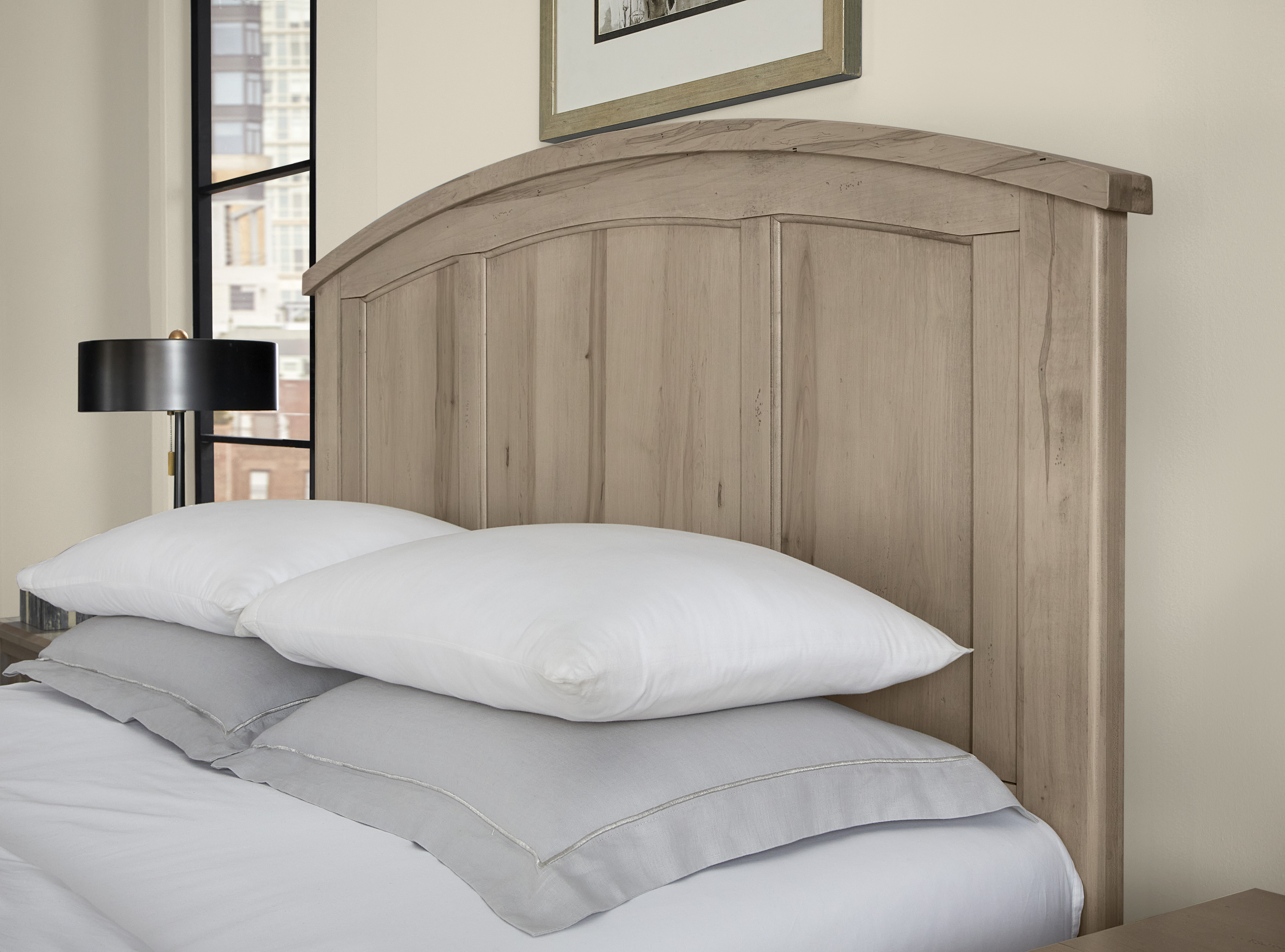 Model: 821-667-066B-502-666 | Vaughan-Bassett King Arch Bed With Storage Footboard