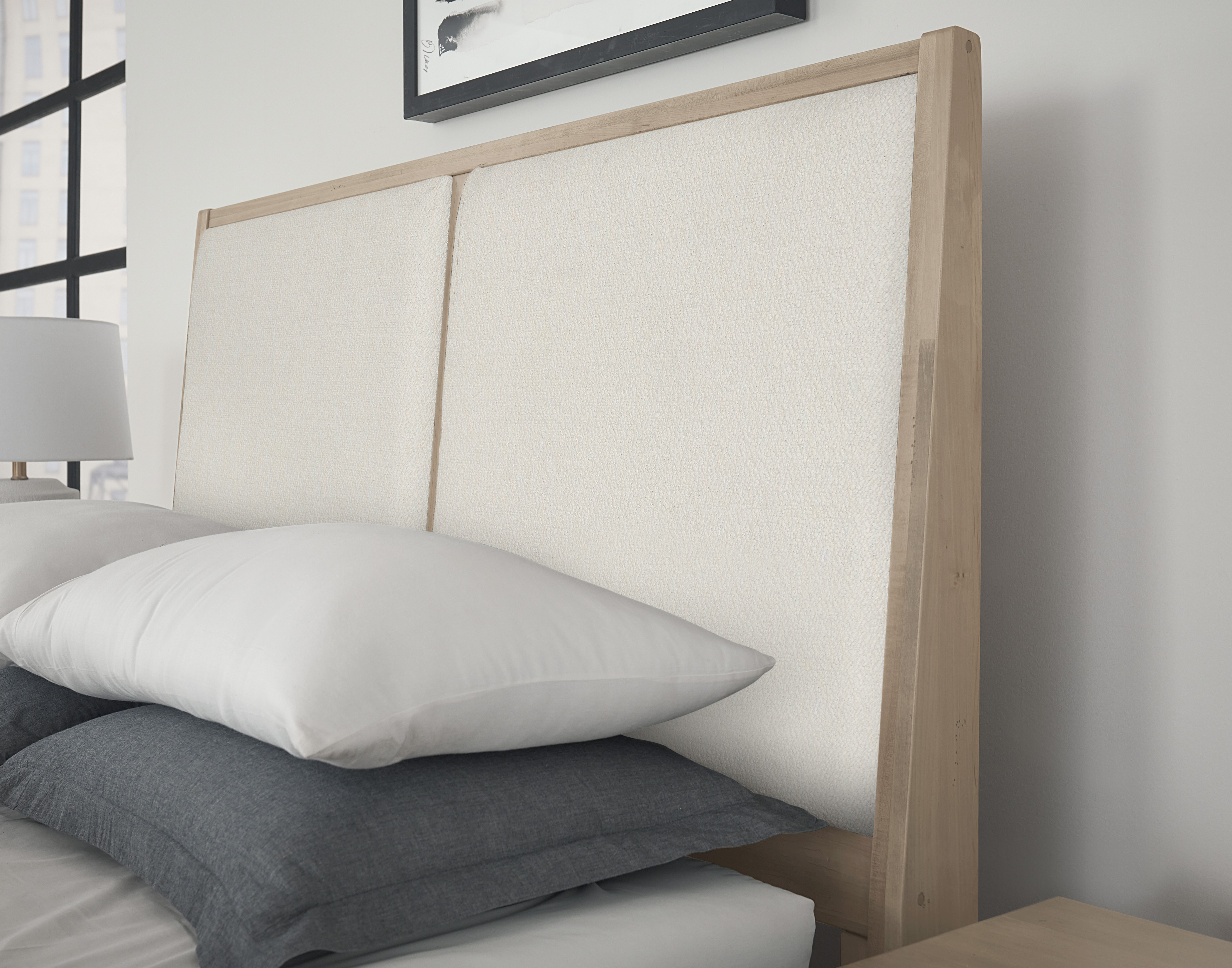 Model: 822-661-166-061-922-MS1 | Vaughan-Bassett King Upholstered Bed-White